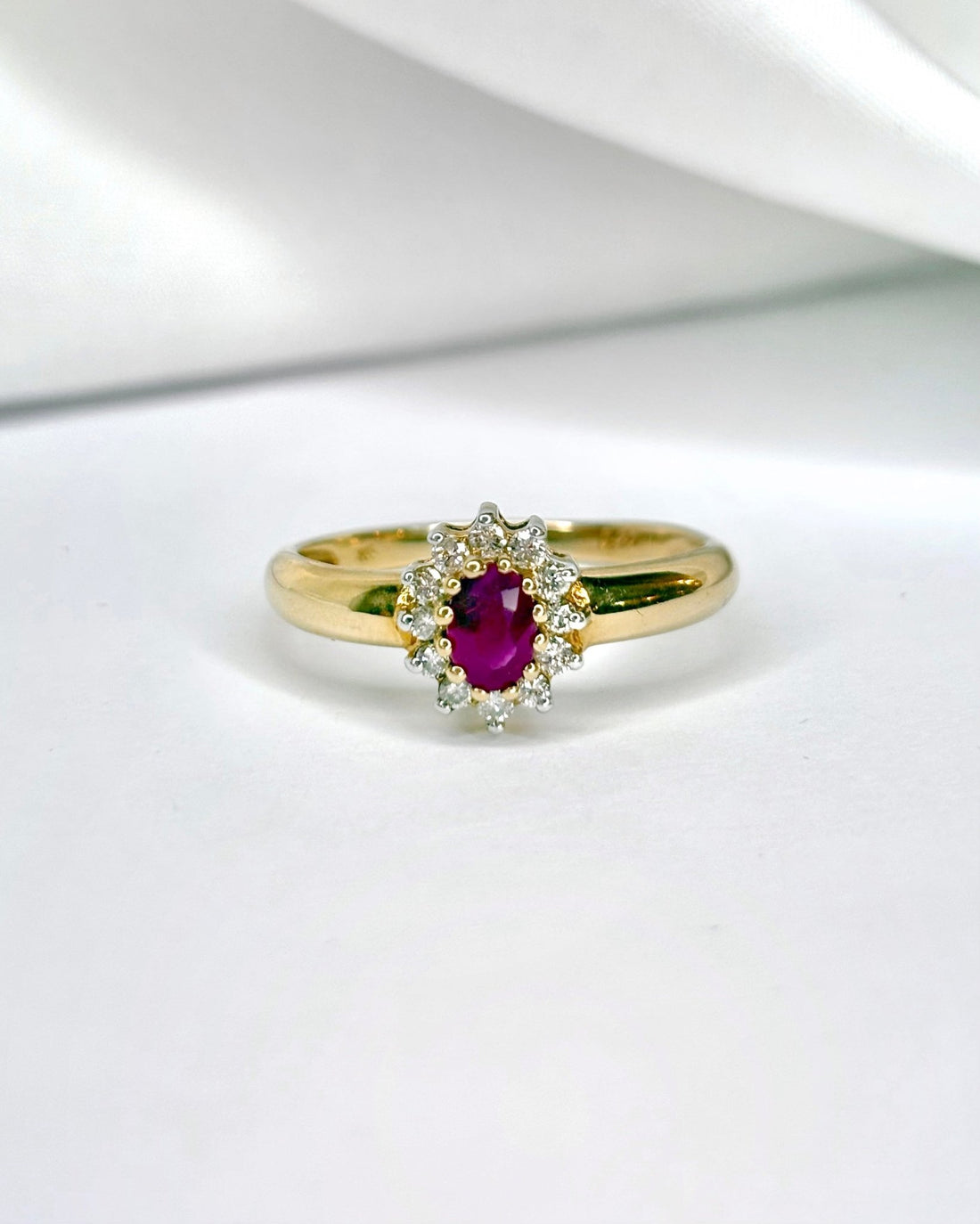 Bague Marguerite Rubis 0.62 carat &amp; 12 Diamants &quot;Micha&quot; - Elliade Paris