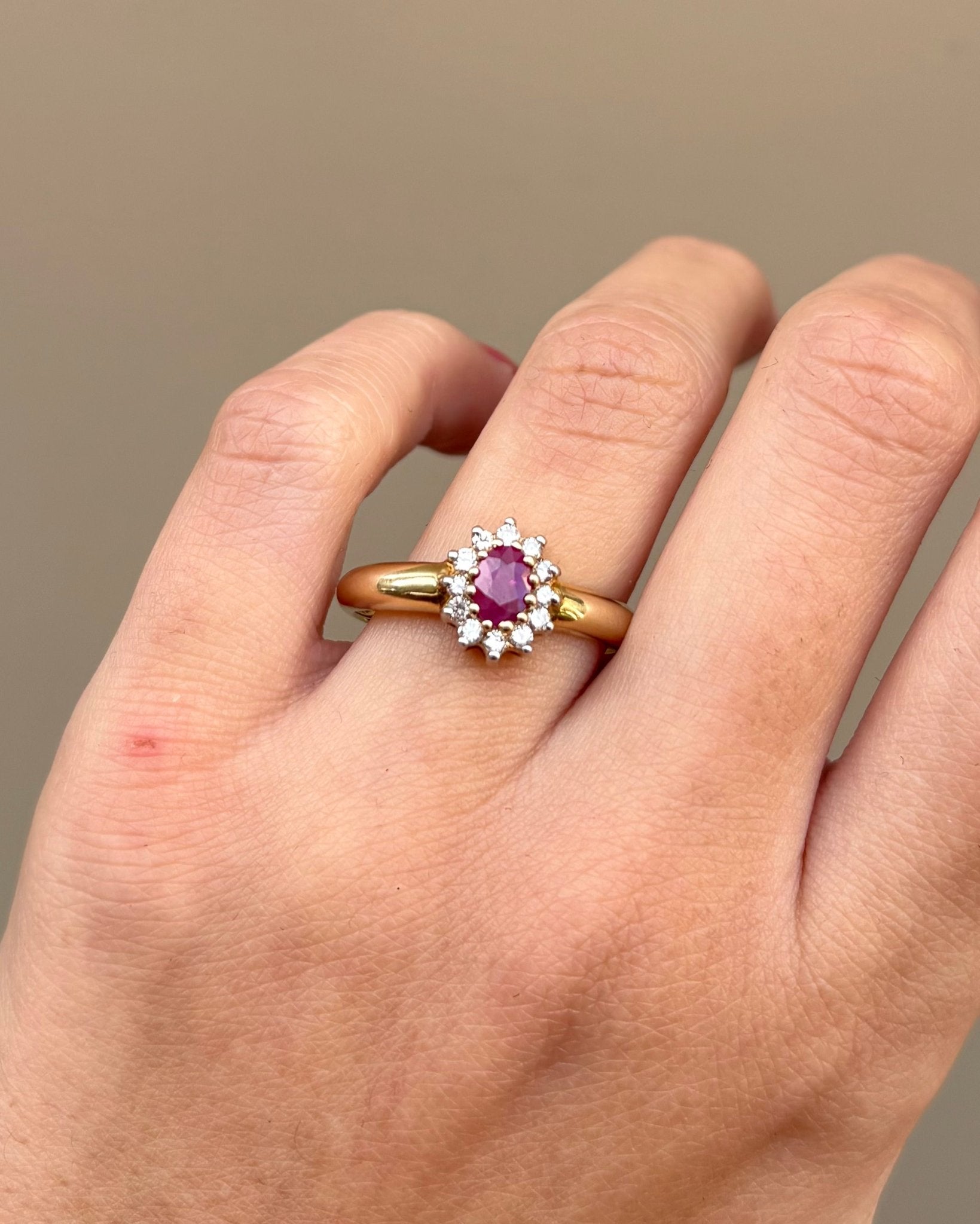 Bague Marguerite Rubis 0.62 carat &amp; 12 Diamants "Micha" - Elliade Paris