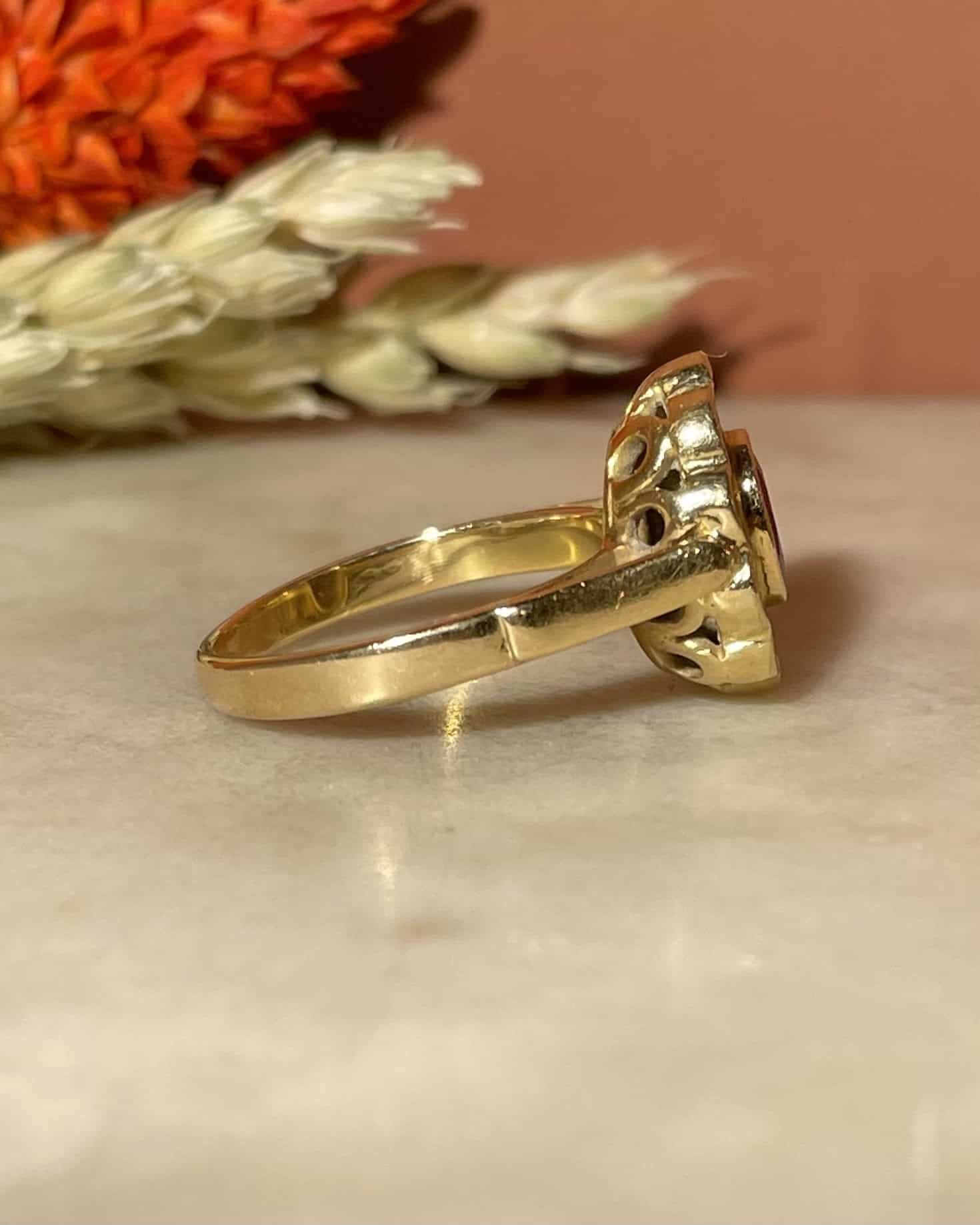 Bague Marguerite Rubis 0,70 carat &amp; 10 Diamants "Armelle" - Elliade Paris