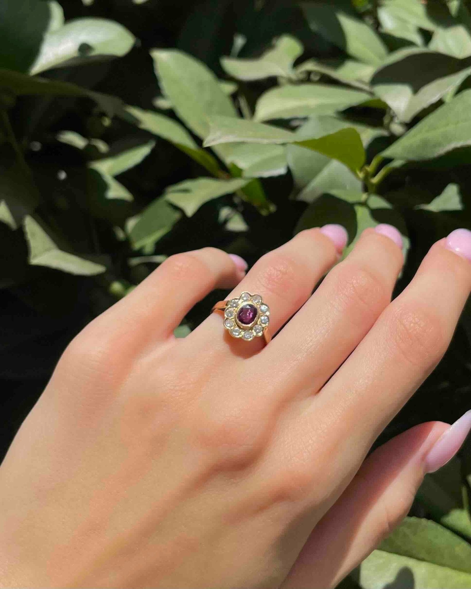 Bague Marguerite Rubis 0,70 carat &amp; 10 Diamants "Armelle" - Elliade Paris