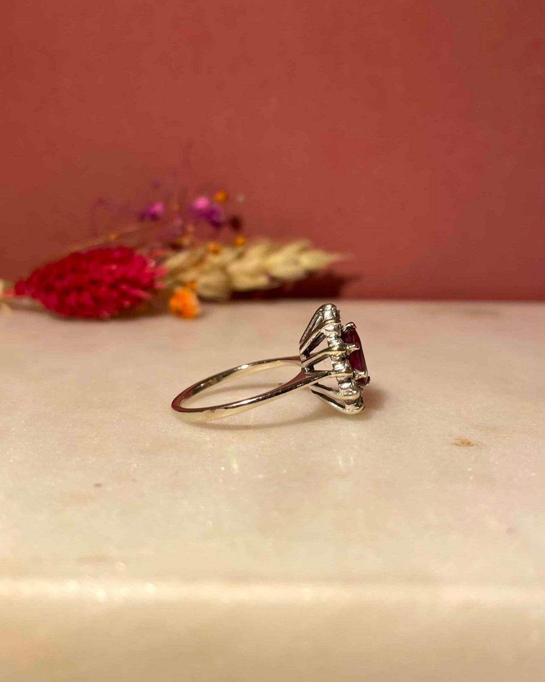 Bague Marguerite Rubis 0.70 carat &amp; Diamants &quot;Mariana&quot; - Elliade Paris