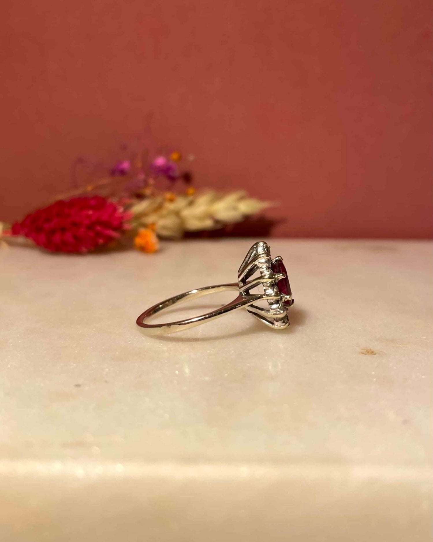 Bague Marguerite Rubis 0.70 carat &amp; Diamants &quot;Mariana&quot; - Elliade Paris