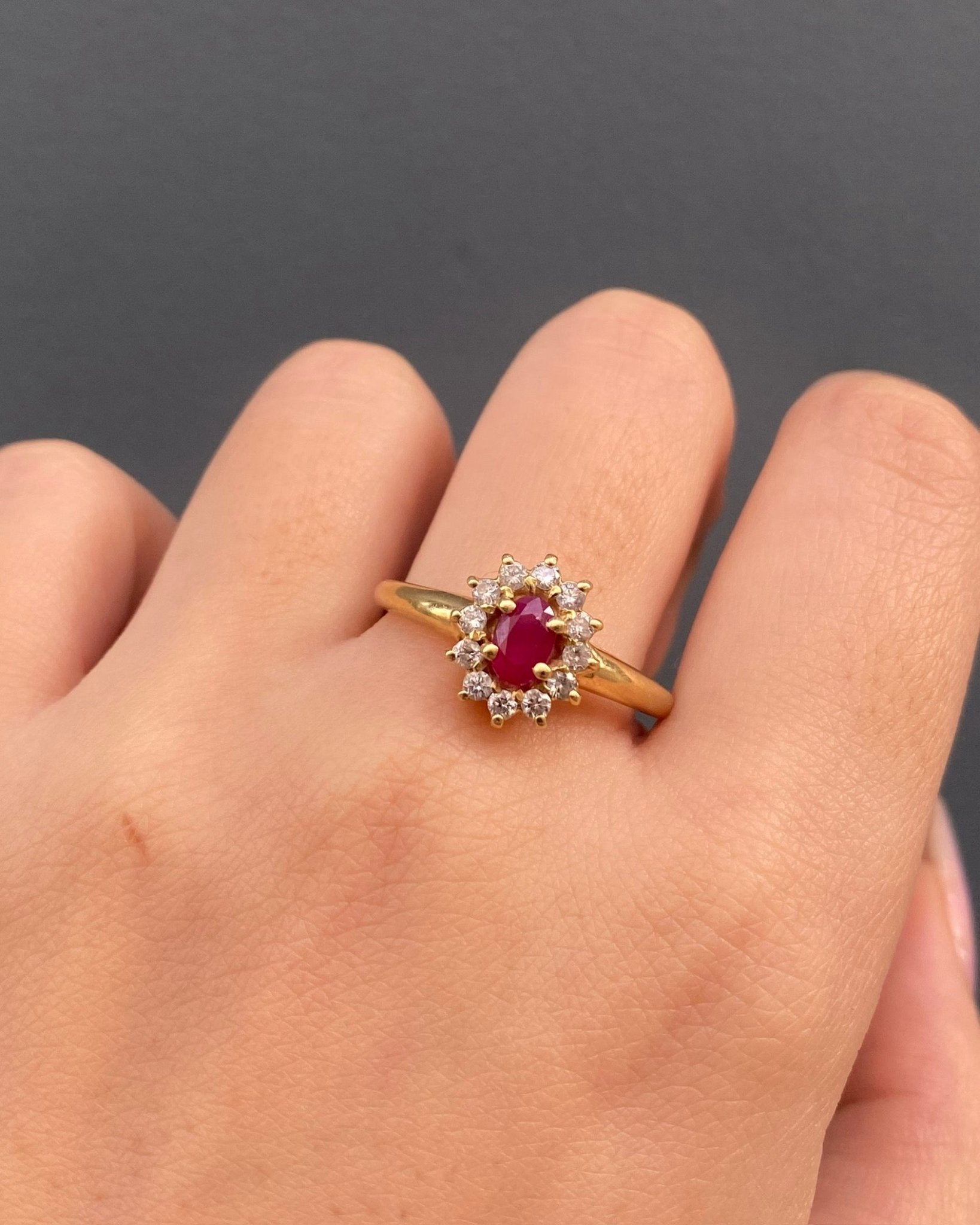 Bague Marguerite Rubis 0.80 carat &amp; 12 Diamants "Julena" - Elliade Paris
