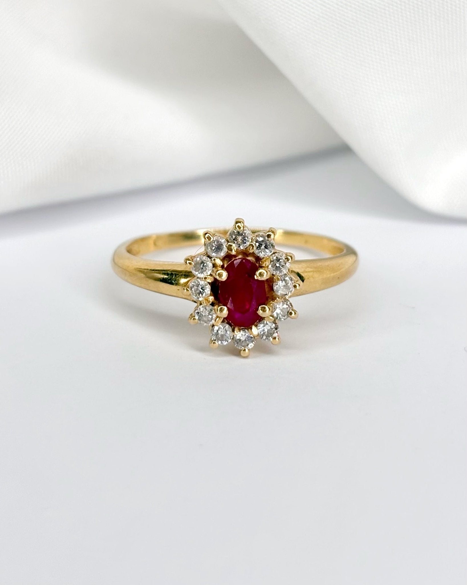 Bague Marguerite Rubis 0.80 carat &amp; 12 Diamants &quot;Julena&quot; - Elliade Paris
