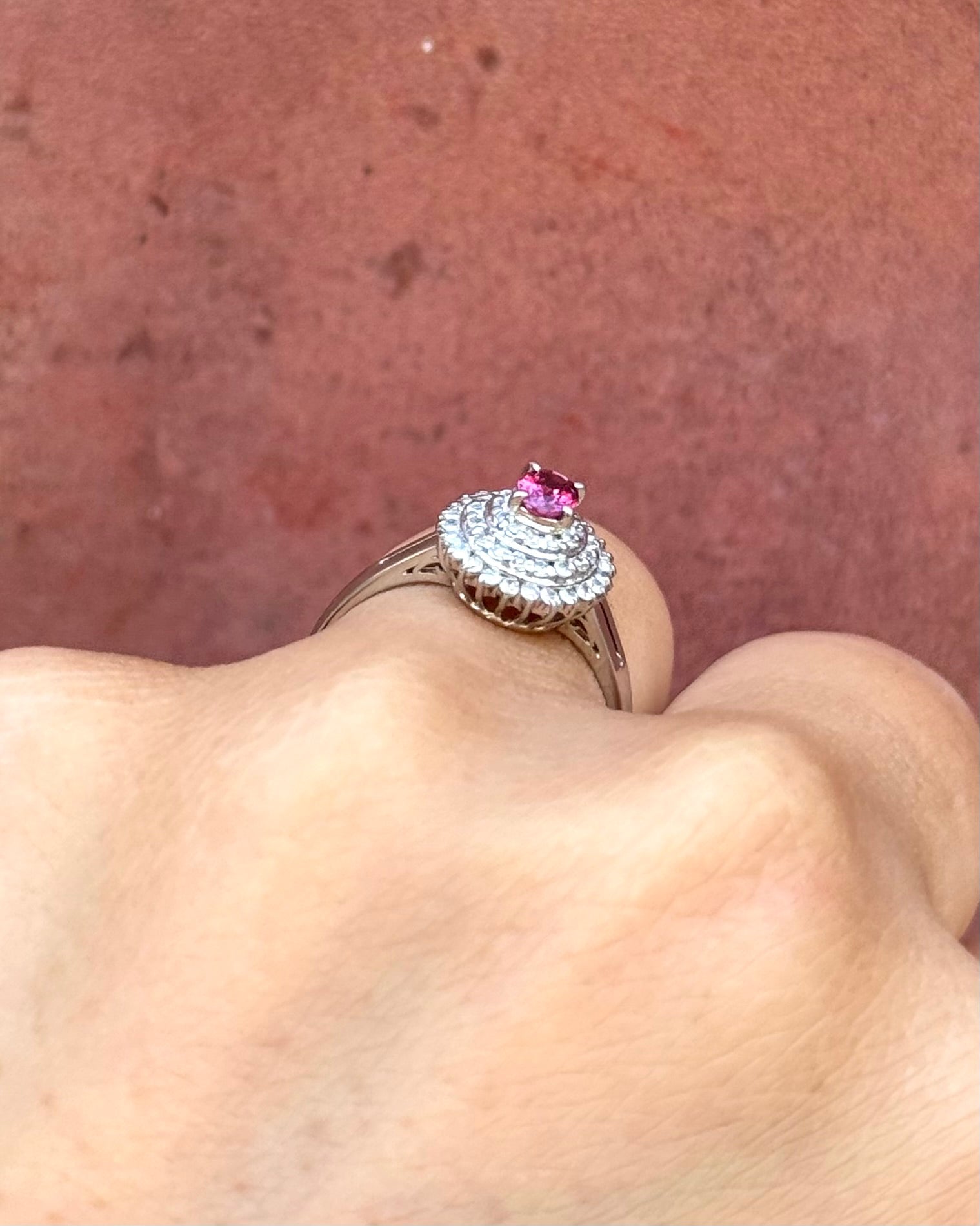 Bague Marguerite Rubis 0.80 carat &amp; Diamants 0.20 carat "Camilla" - Elliade Paris