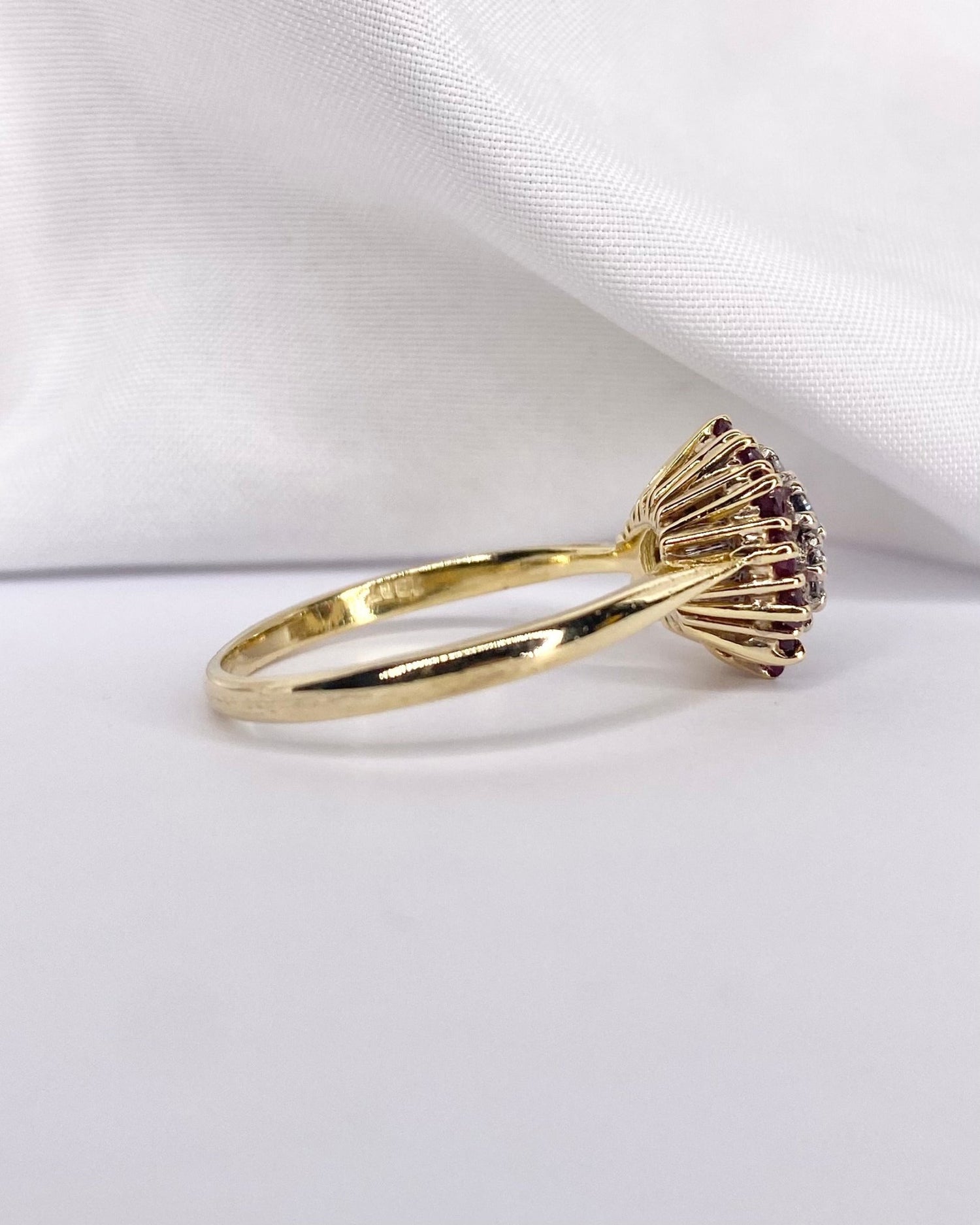 Bague Marguerite Rubis 0.82 carat &amp; 6 Diamants &quot;Pauline&quot; - Elliade Paris