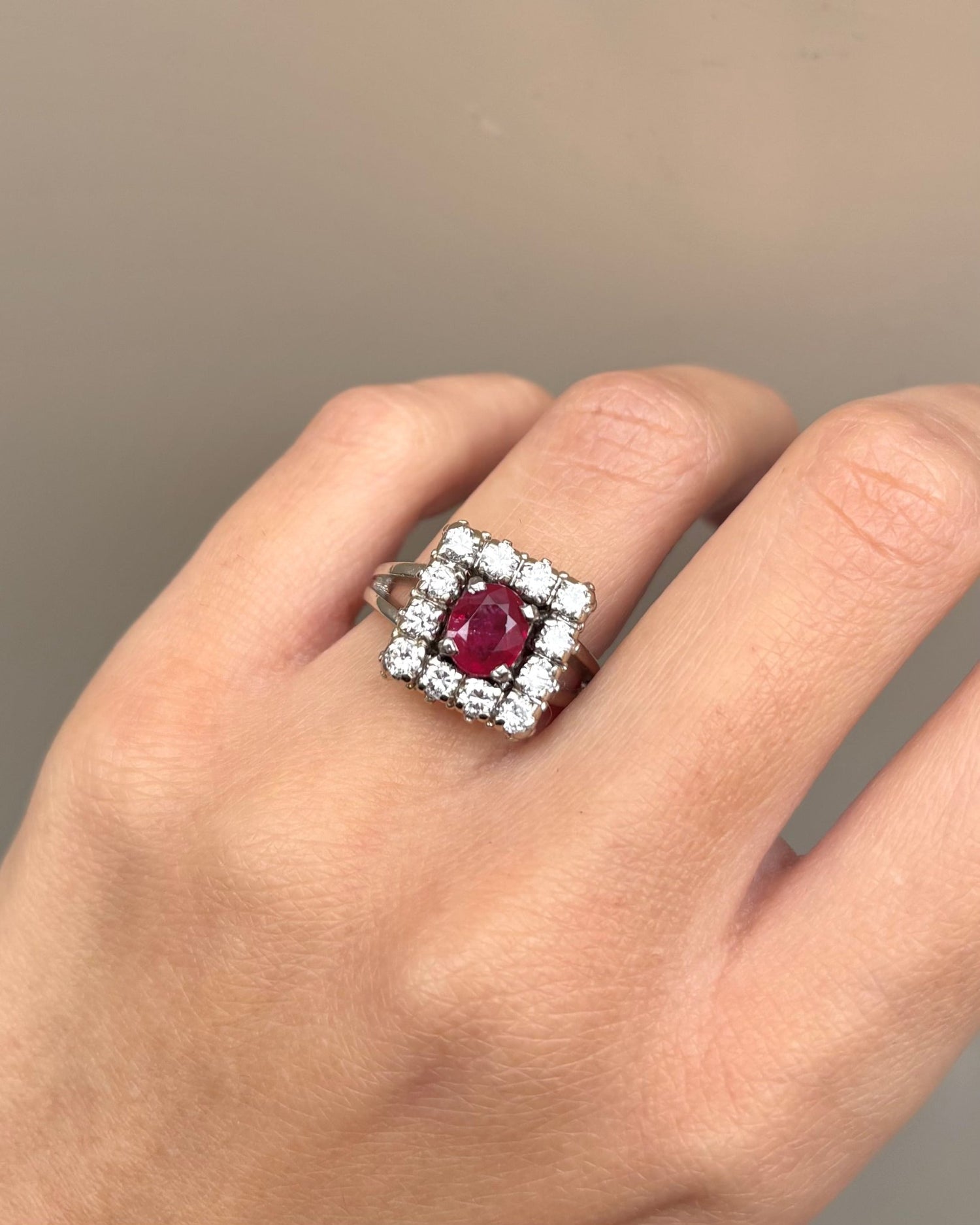Bague Marguerite Rubis 0.85 carat &amp; 12 Diamants 0.84 carat &quot;Soline&quot; - Elliade Paris