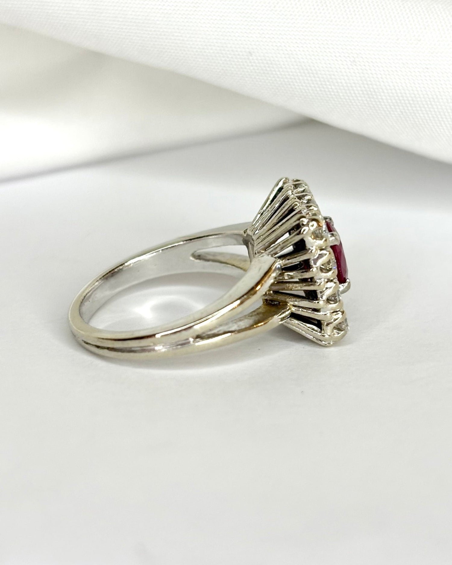 Bague Marguerite Rubis 0.85 carat &amp; 12 Diamants 0.84 carat &quot;Soline&quot; - Elliade Paris