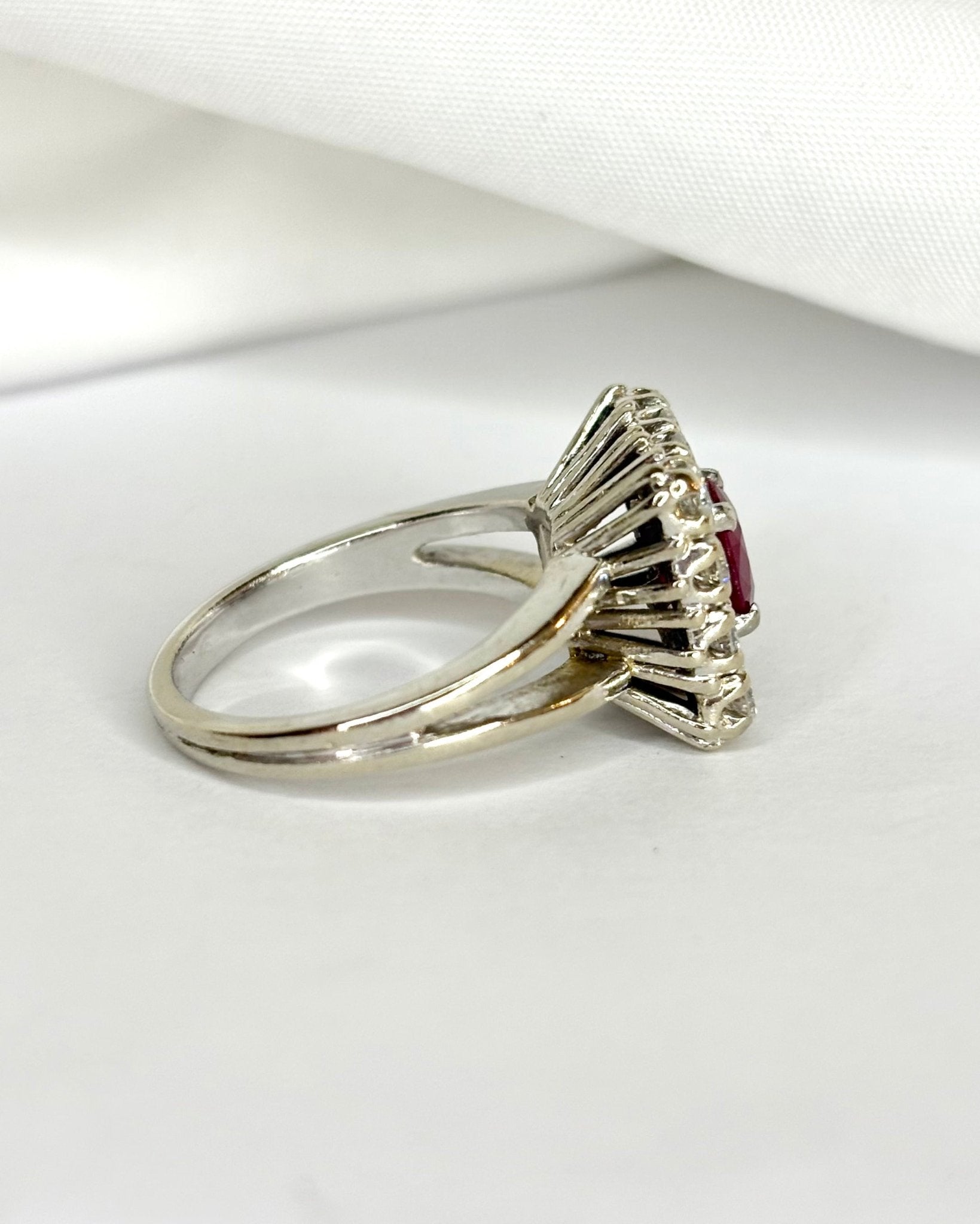 Bague Marguerite Rubis 0.85 carat &amp; 12 Diamants 0.84 carat "Soline" - Elliade Paris