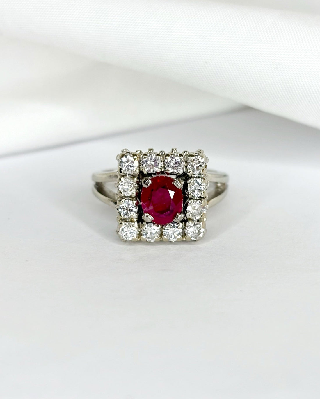 Bague Marguerite Rubis 0.85 carat &amp; 12 Diamants 0.84 carat &quot;Soline&quot; - Elliade Paris