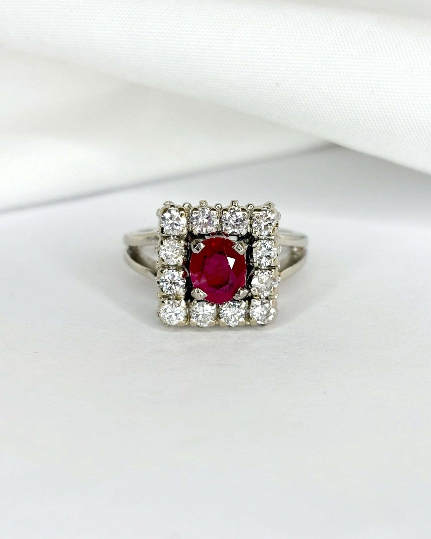 Bague Marguerite Rubis 0.85 carat &amp; 12 Diamants 0.84 carat &quot;Soline&quot; - Elliade Paris