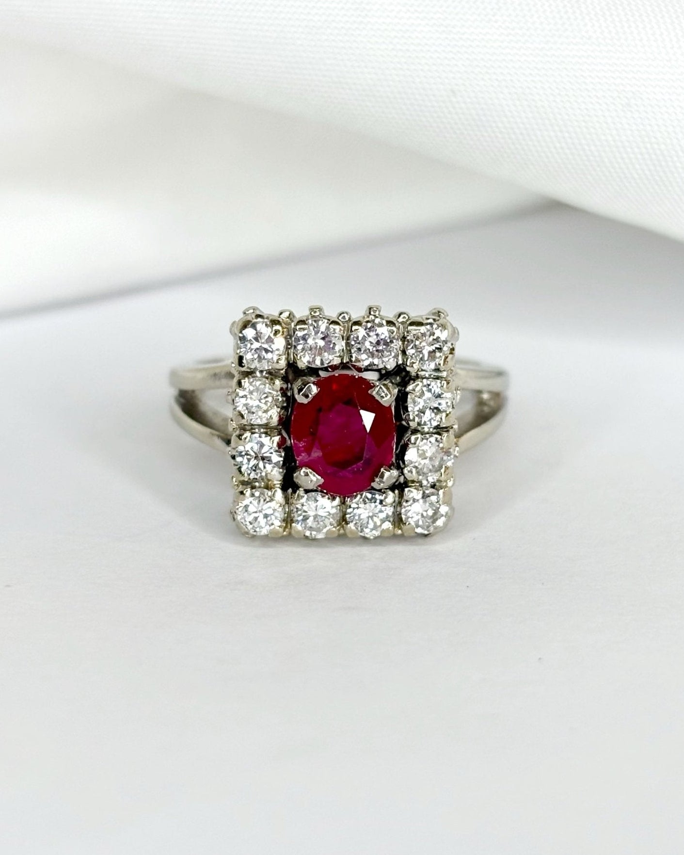 Bague Marguerite Rubis 0.85 carat &amp; 12 Diamants 0.84 carat "Soline" - Elliade Paris