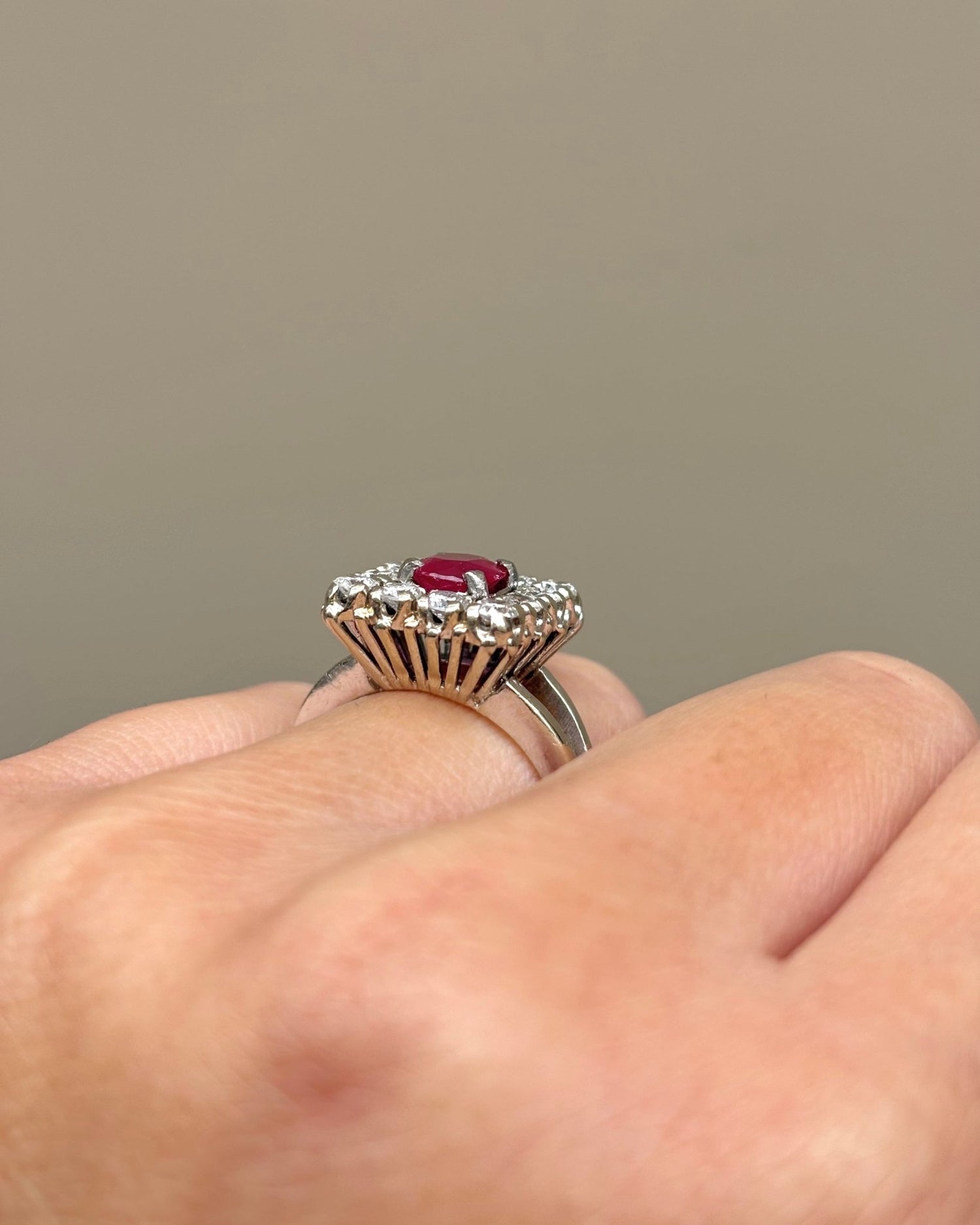 Bague Marguerite Rubis 0.85 carat &amp; 12 Diamants 0.84 carat &quot;Soline&quot; - Elliade Paris