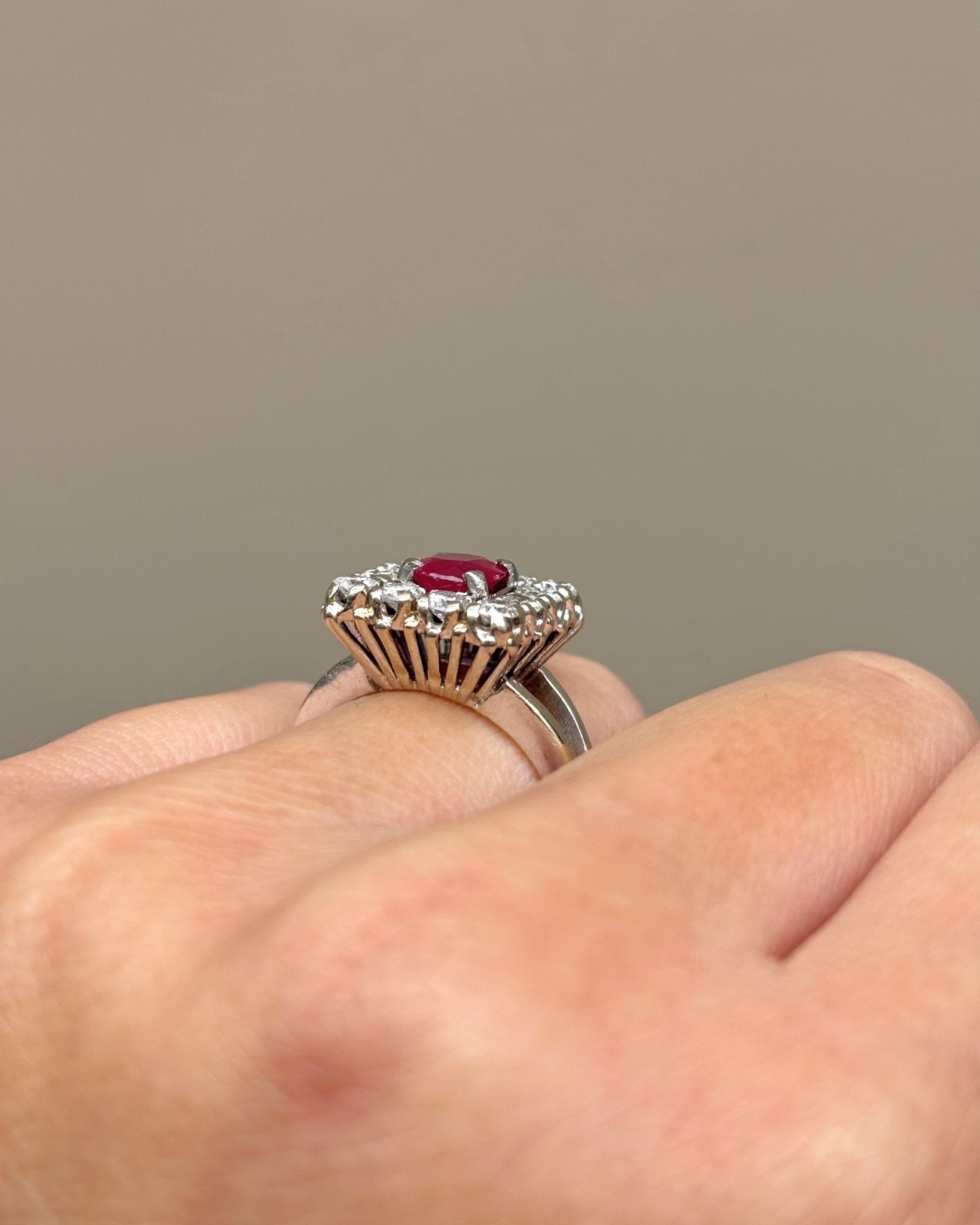 Bague Marguerite Rubis 0.85 carat &amp; 12 Diamants 0.84 carat &quot;Soline&quot; - Elliade Paris