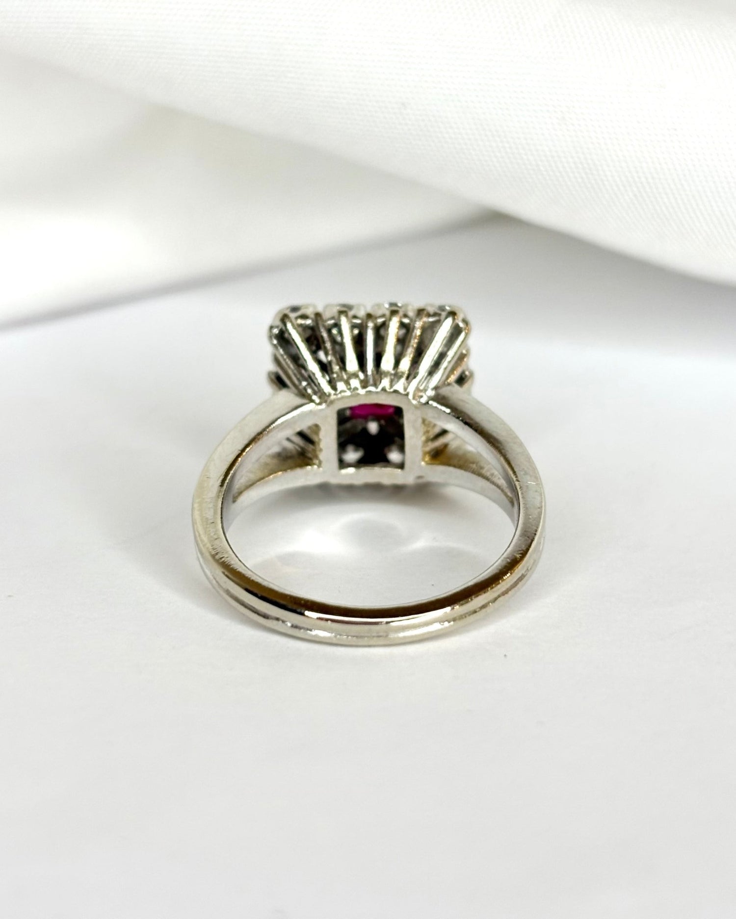 Bague Marguerite Rubis 0.85 carat &amp; 12 Diamants 0.84 carat &quot;Soline&quot; - Elliade Paris