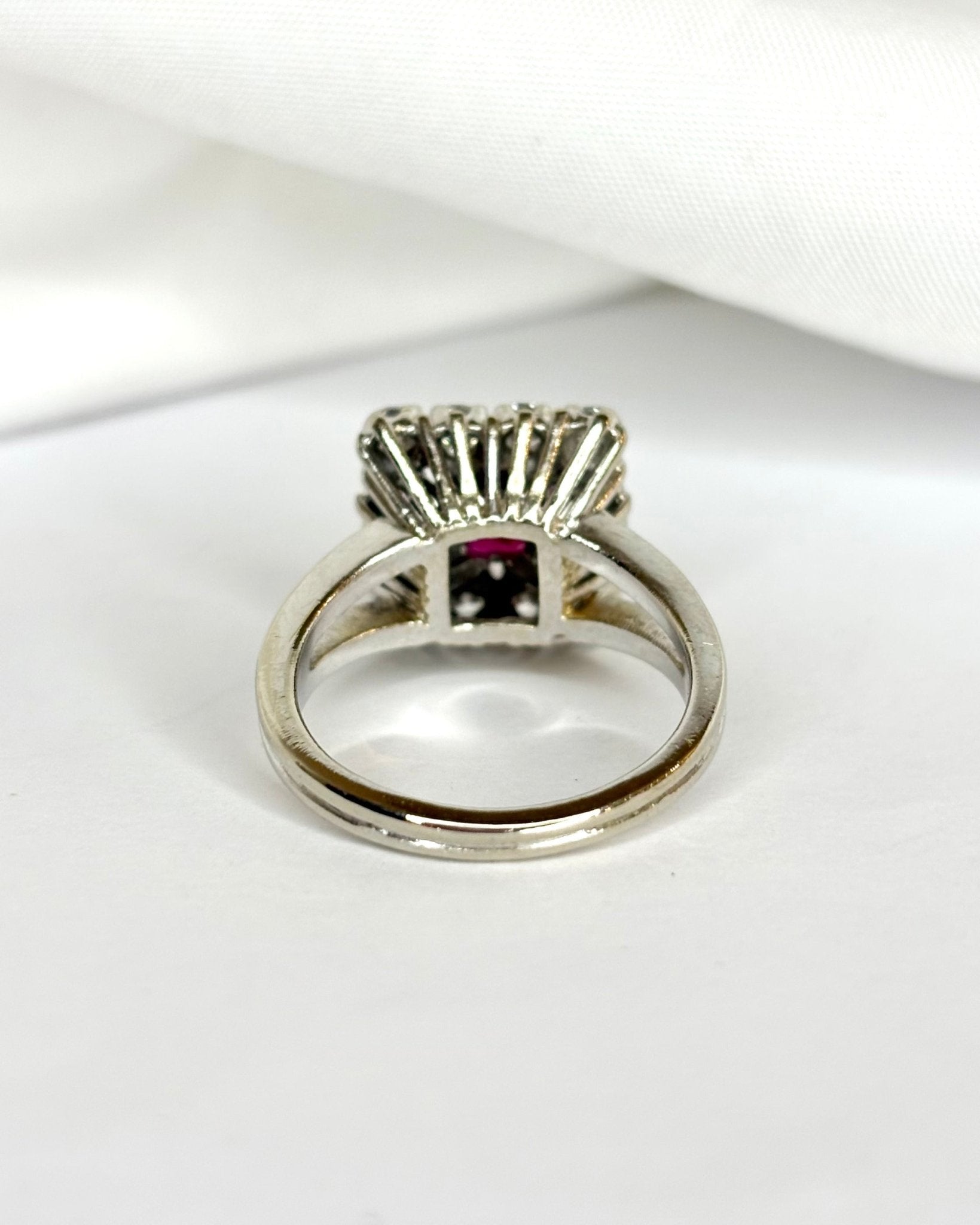 Bague Marguerite Rubis 0.85 carat &amp; 12 Diamants 0.84 carat &quot;Soline&quot; - Elliade Paris