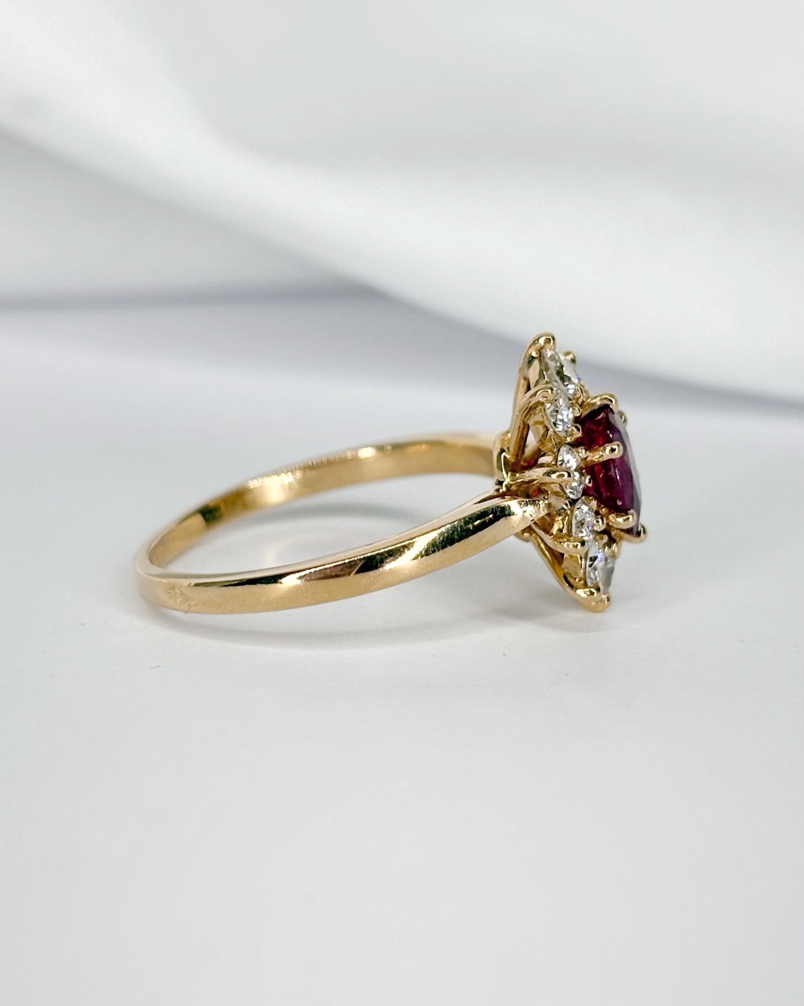 Bague Marguerite Rubis 0.87 carat &amp; Diamants 0.50 carat "Nina" - Elliade Paris