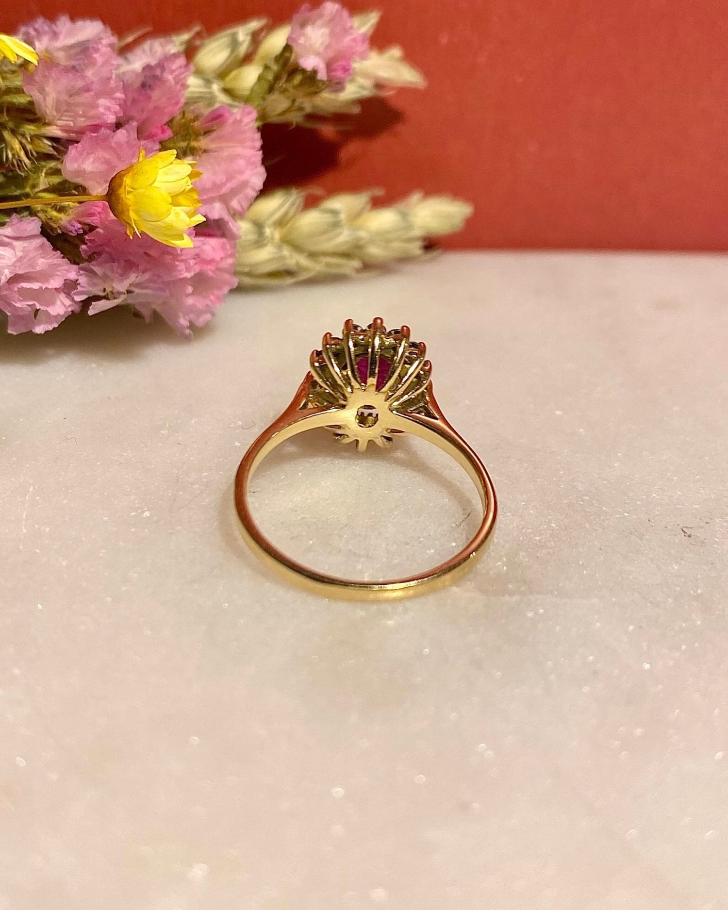 Bague Marguerite Rubis 0.90 carat &amp; 16 Diamants &quot;Amanda&quot; - Elliade Paris