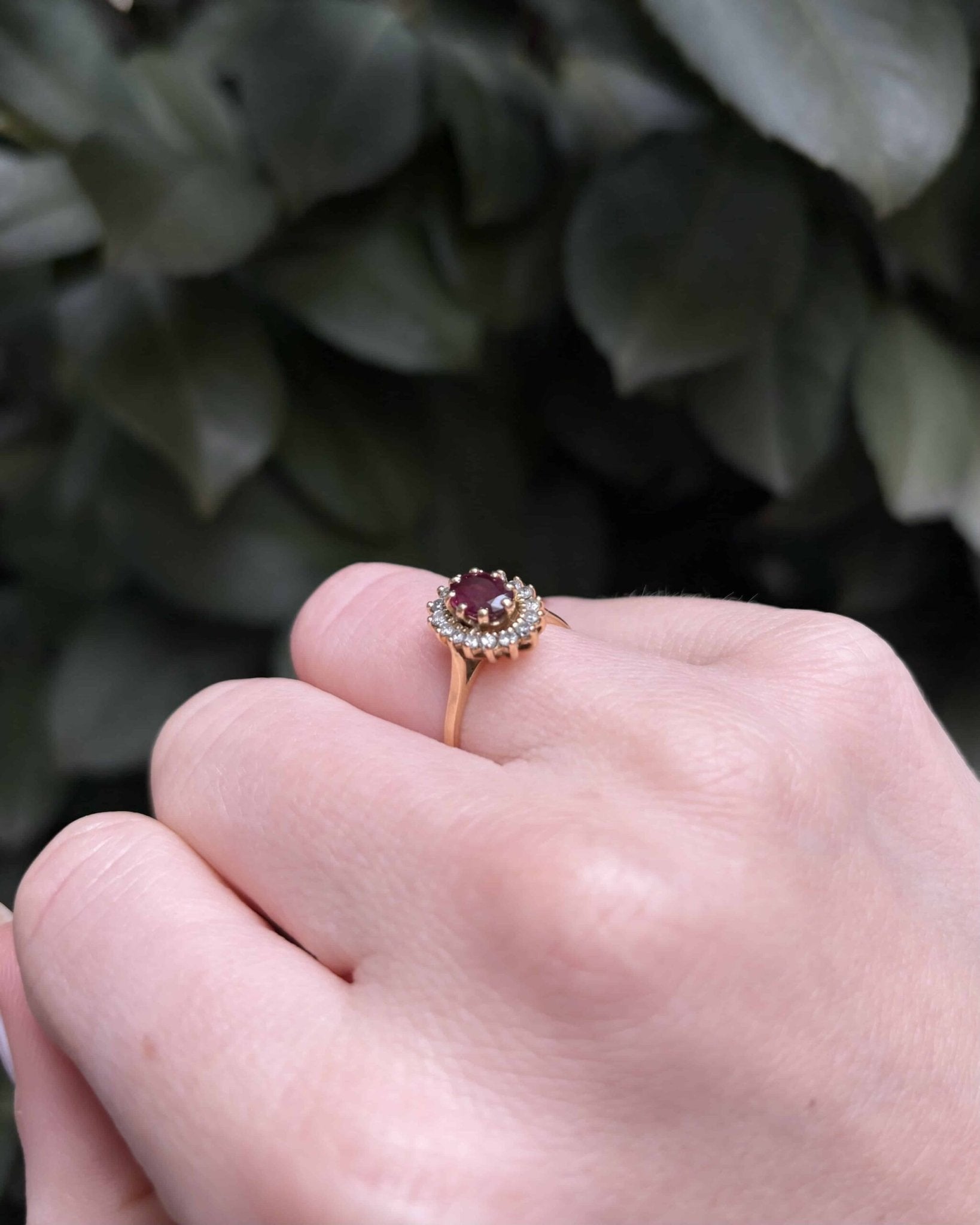 Bague Marguerite Rubis 0.90 carat &amp; 16 Diamants &quot;Amanda&quot; - Elliade Paris