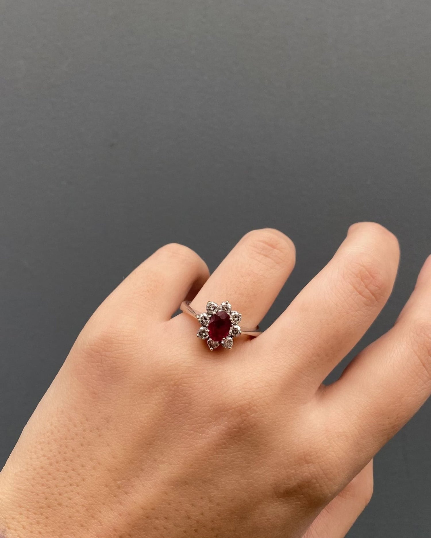 Bague Marguerite Rubis 0.90 carat &amp; Diamants 0.64 carat &quot;Clarisse&quot; - Elliade Paris