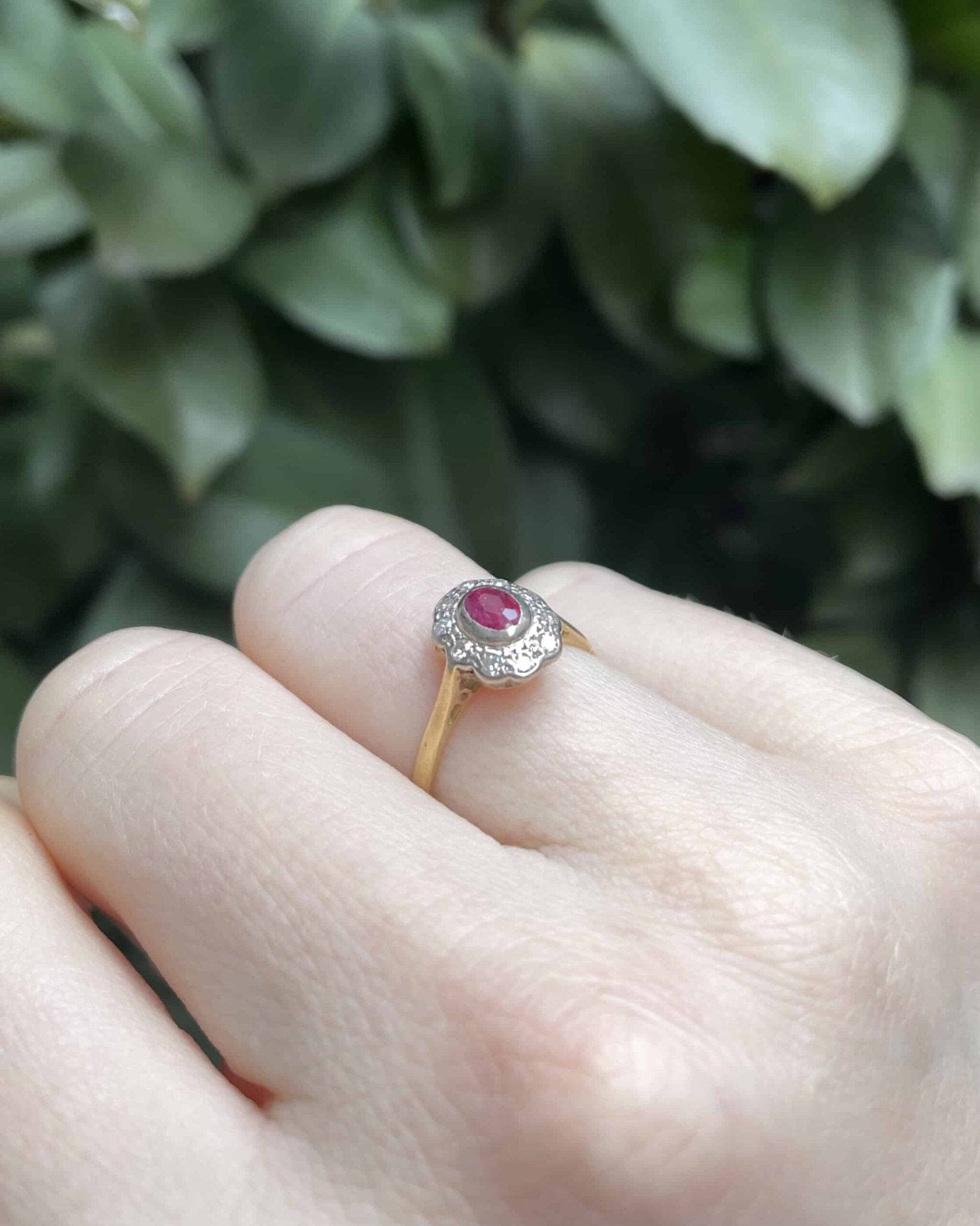 Bague Marguerite Rubis &amp; 10 Diamants "Jeanne" - Elliade Paris