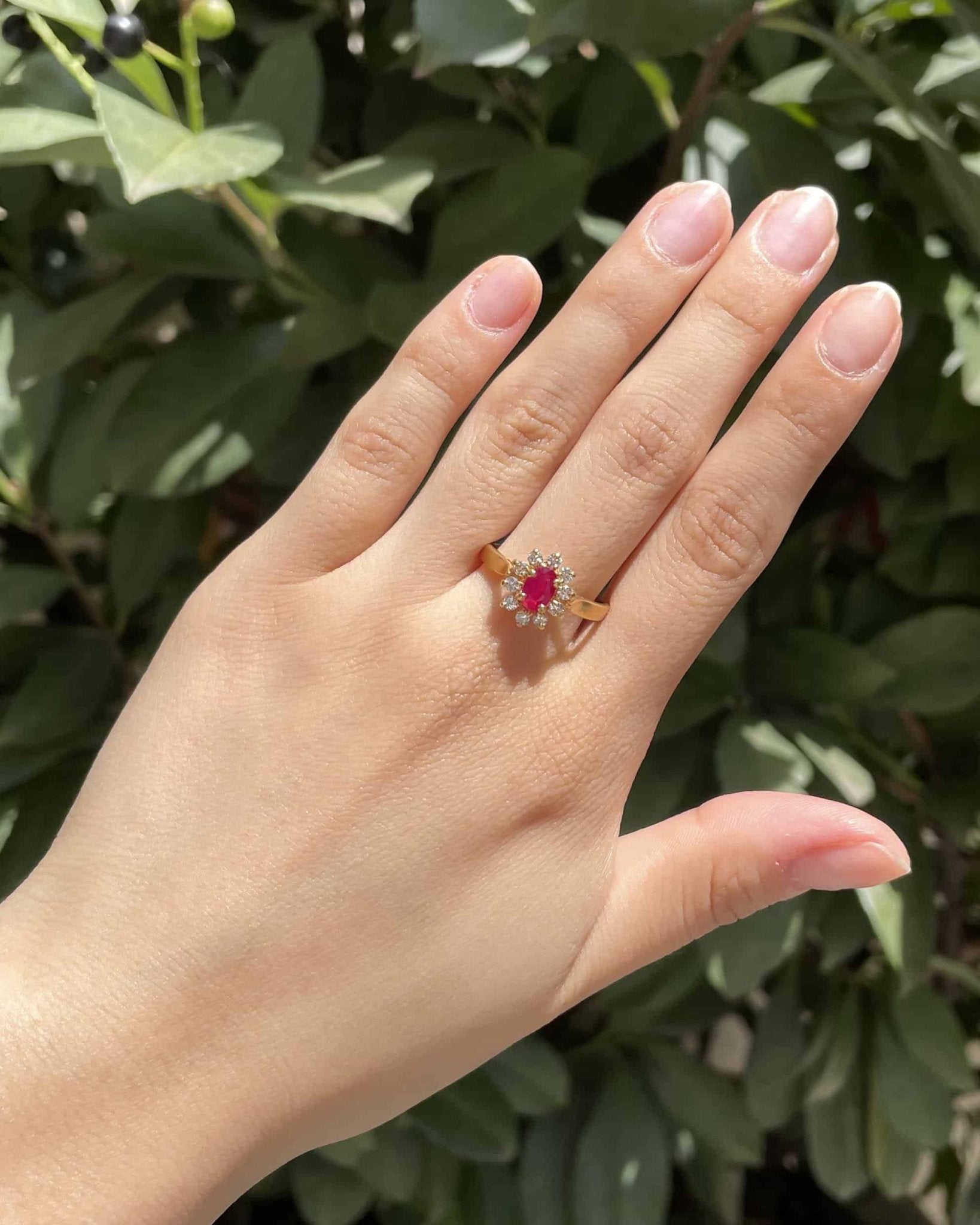 Bague Marguerite Rubis &amp; 10 Diamants "Sidonie" - Elliade Paris