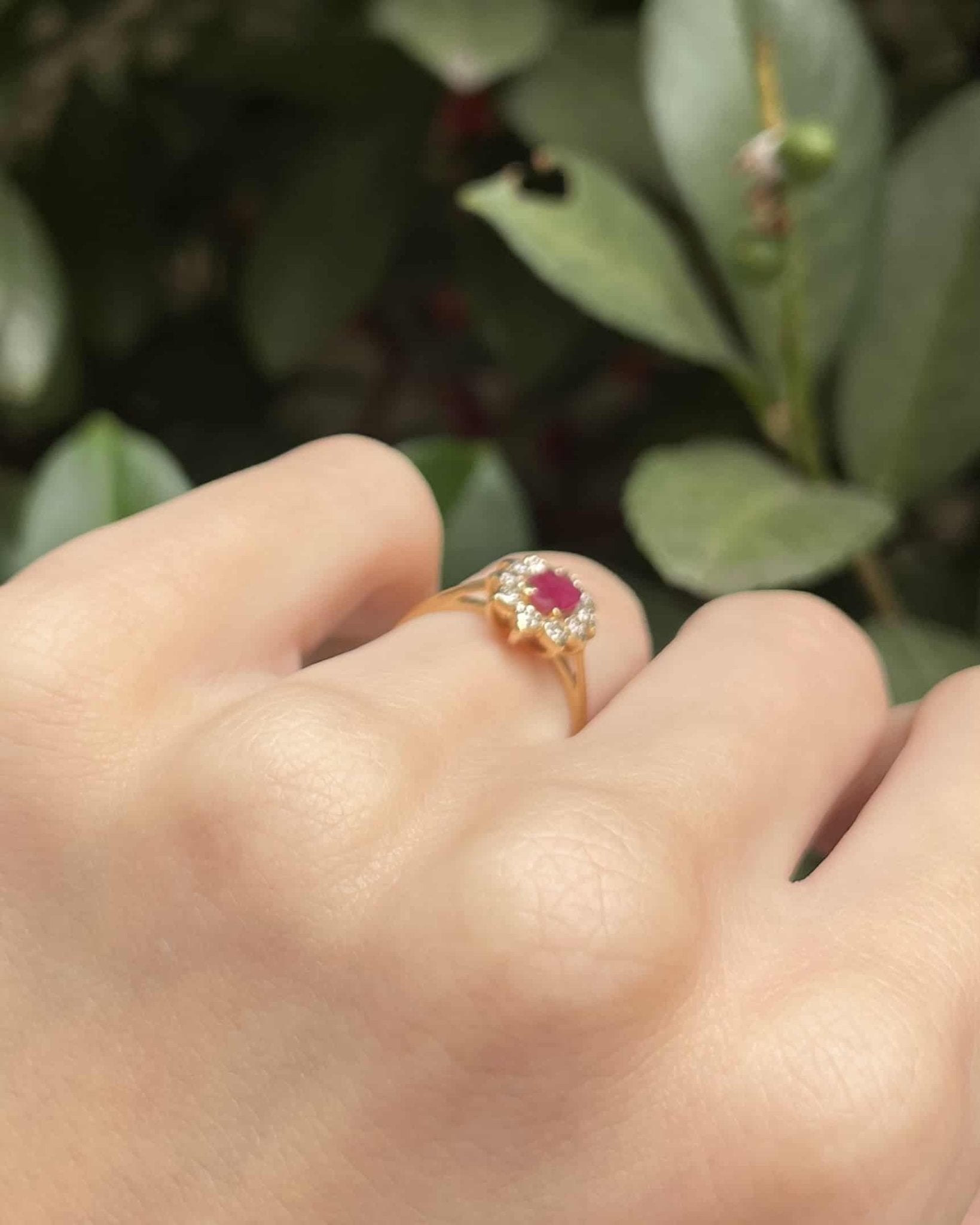 Bague Marguerite Rubis &amp; 10 Diamants "Sofia" - Elliade Paris