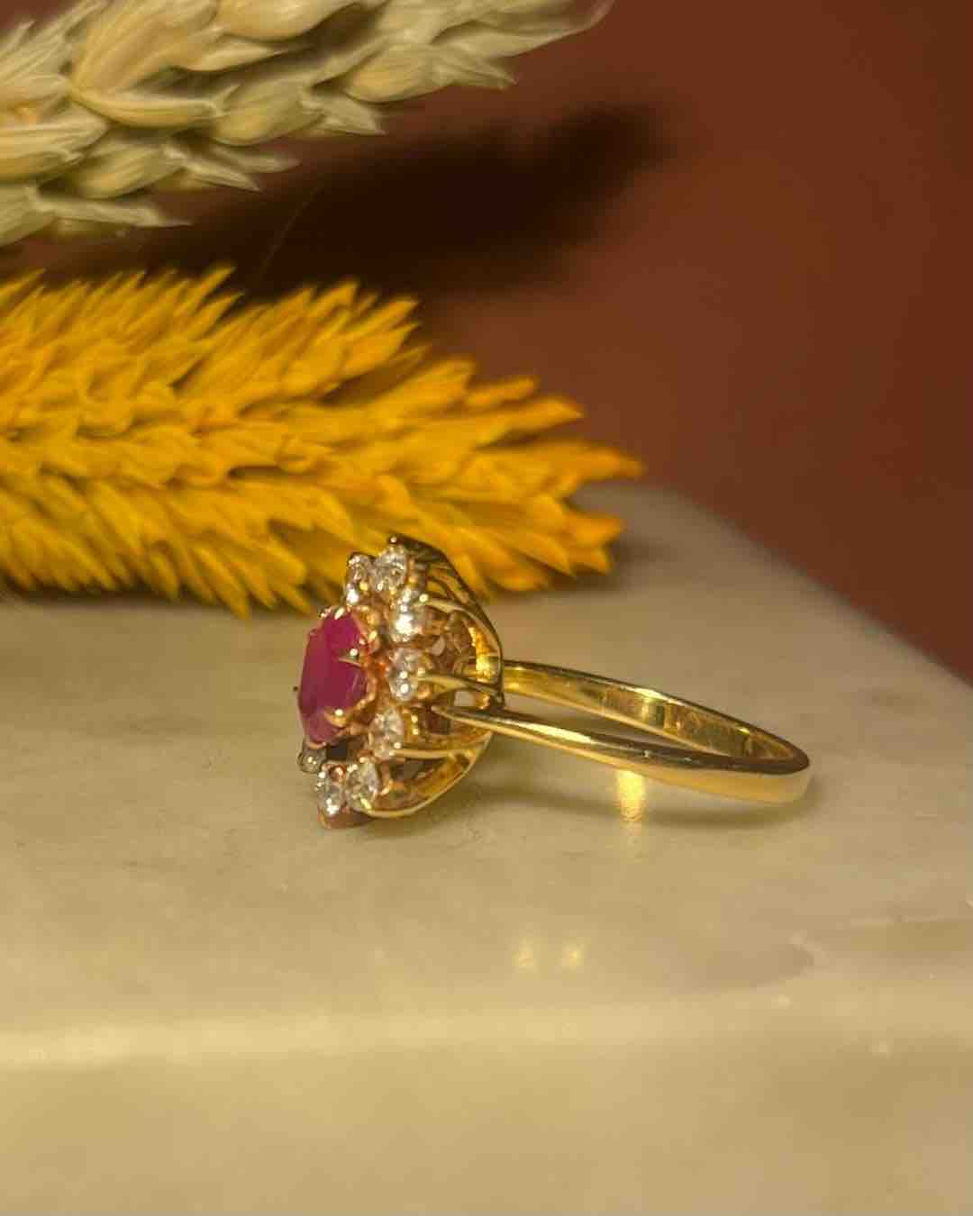Bague Marguerite Rubis &amp; 10 Diamants "Sophie" - Elliade Paris