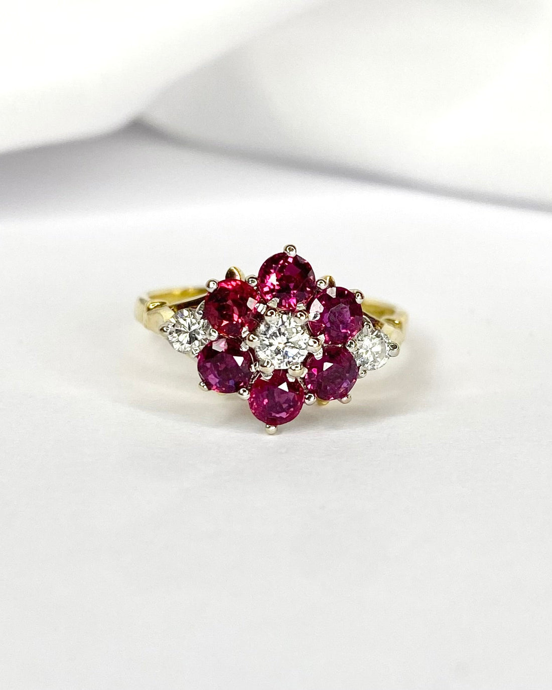 Bague Marguerite Rubis 1.08 carat &amp; Diamants 0.26 carat "Vivienne" - Elliade Paris