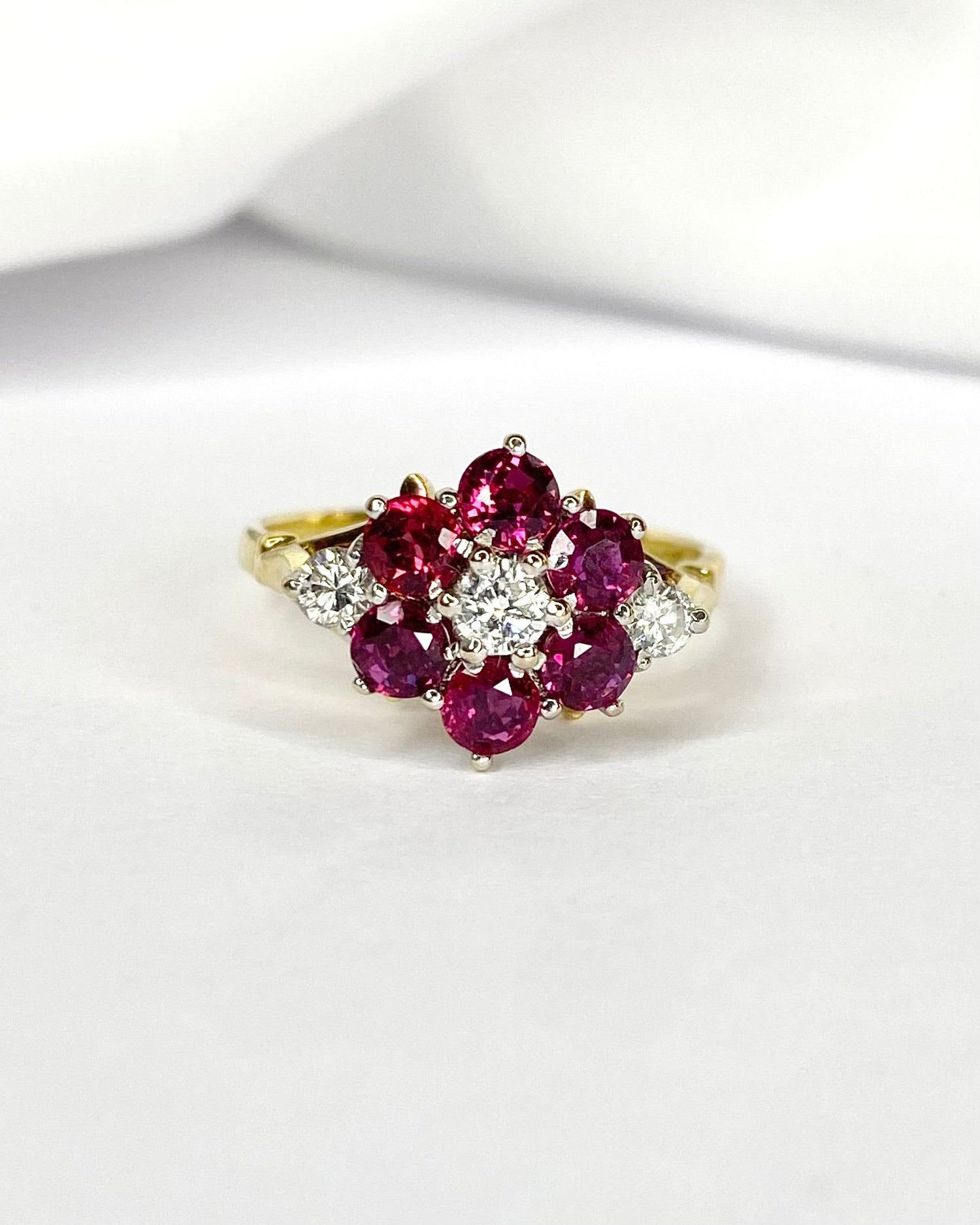 Bague Marguerite Rubis 1.08 carat &amp; Diamants 0.26 carat "Vivienne" - Elliade Paris