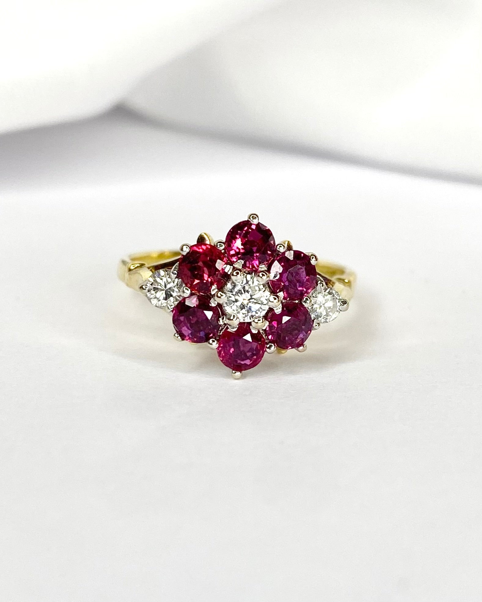 Bague Marguerite Rubis 1.08 carat &amp; Diamants 0.26 carat "Vivienne" - Elliade Paris