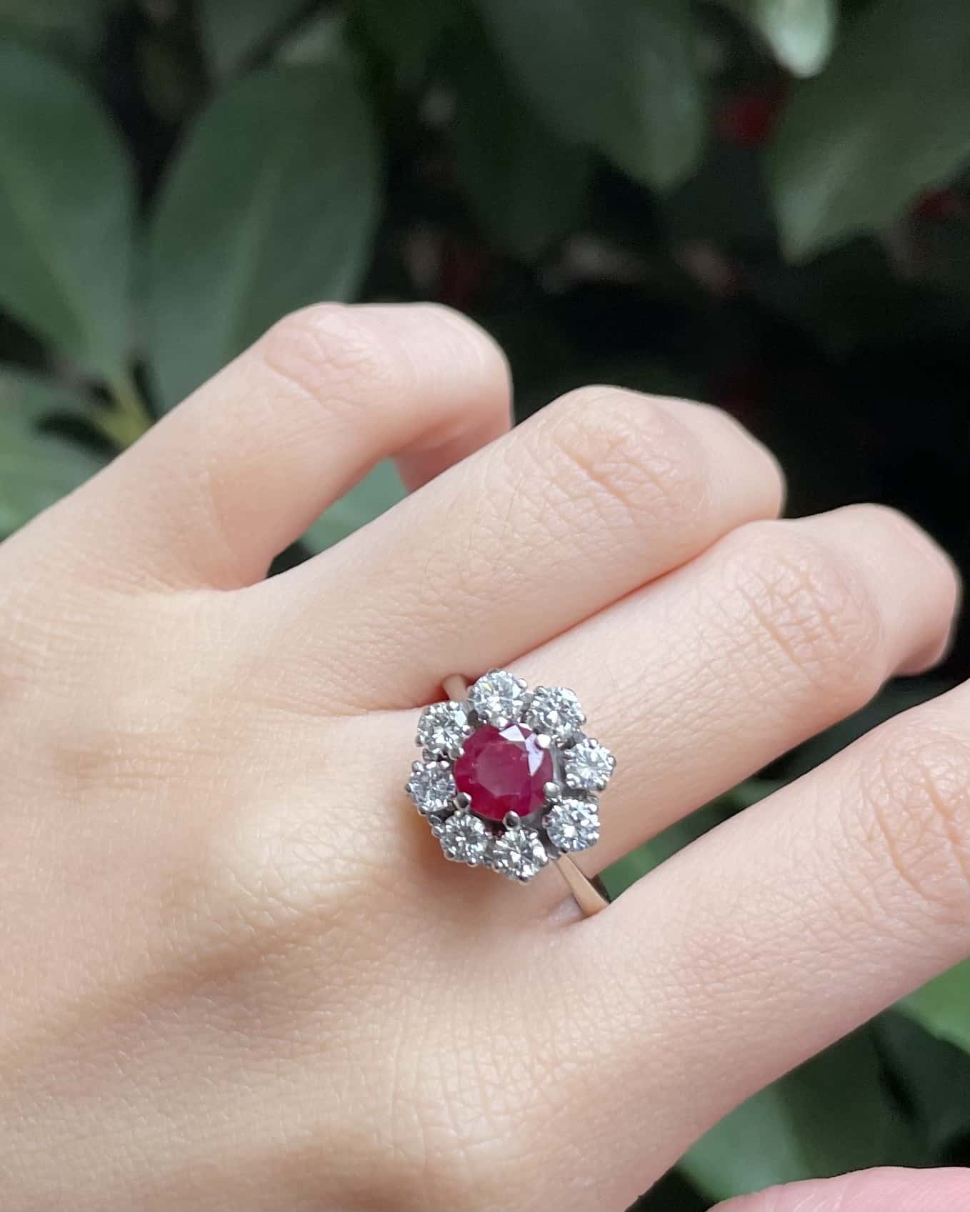 Bague Marguerite Rubis 1.10 Carat &amp; 8 Diamants &quot;Lyssandre&quot; - Elliade Paris
