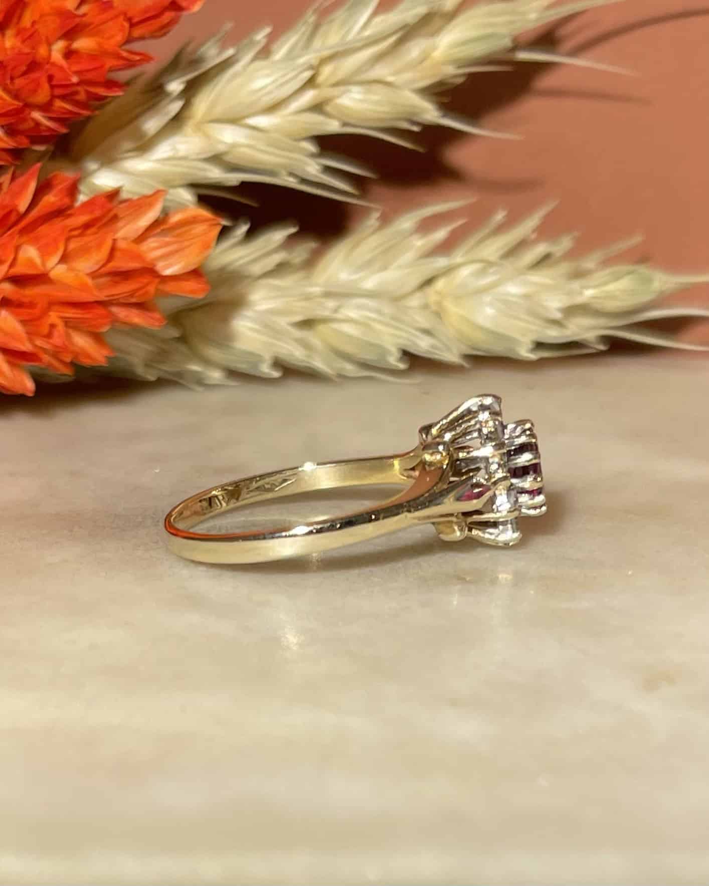 Bague Marguerite Rubis &amp; 12 Diamants &quot;Annamé&quot; - Elliade Paris