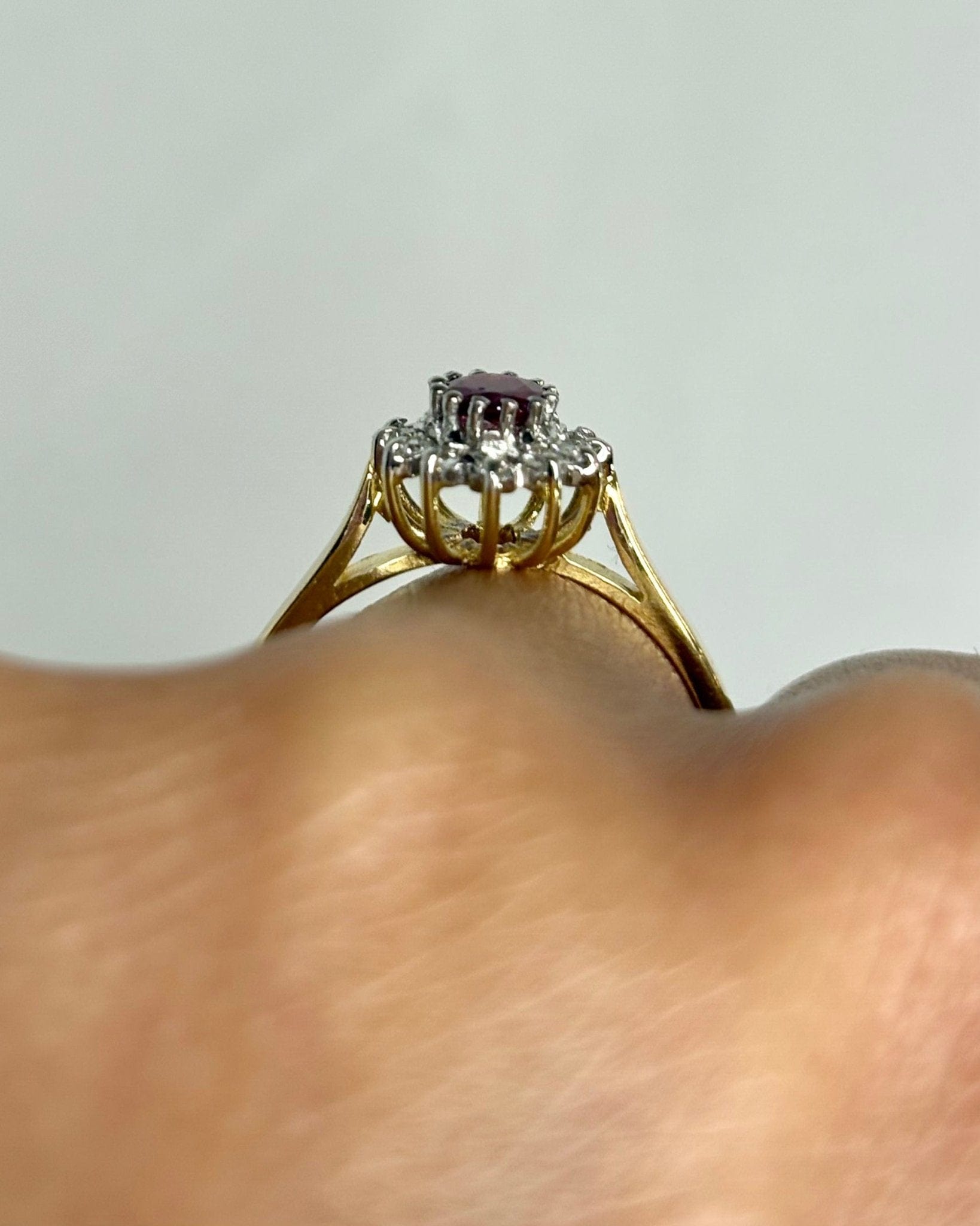 Bague Marguerite Rubis &amp; 12 Diamants "Rosalia" - Elliade Paris
