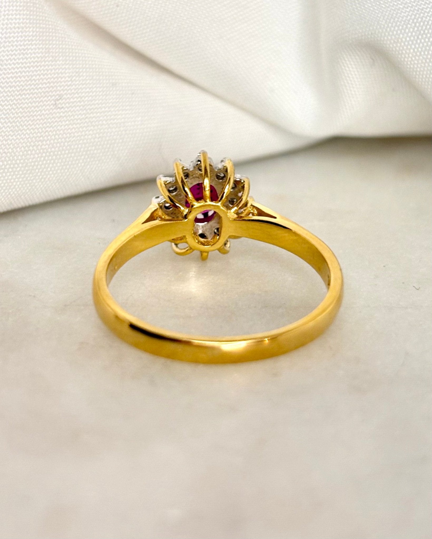 Bague Marguerite Rubis &amp; 12 Diamants &quot;Rosalia&quot; - Elliade Paris