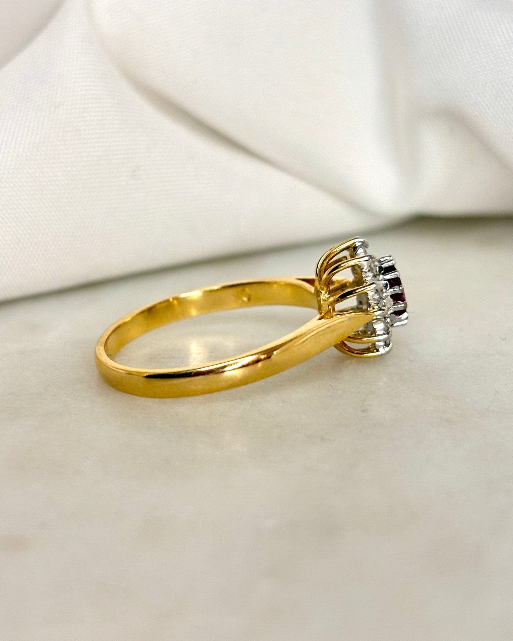 Bague Marguerite Rubis &amp; 12 Diamants "Rosalia" - Elliade Paris