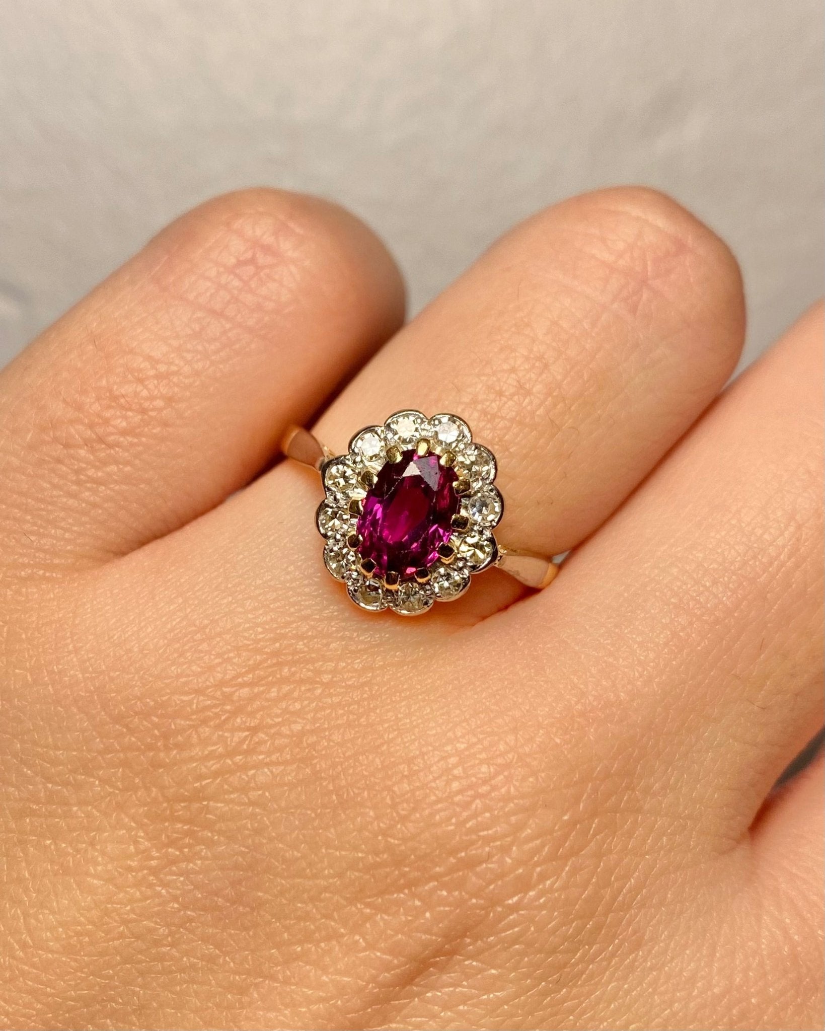 Bague Marguerite Rubis 1.20 carat &amp; 12 Diamants "Adèle" - Elliade Paris