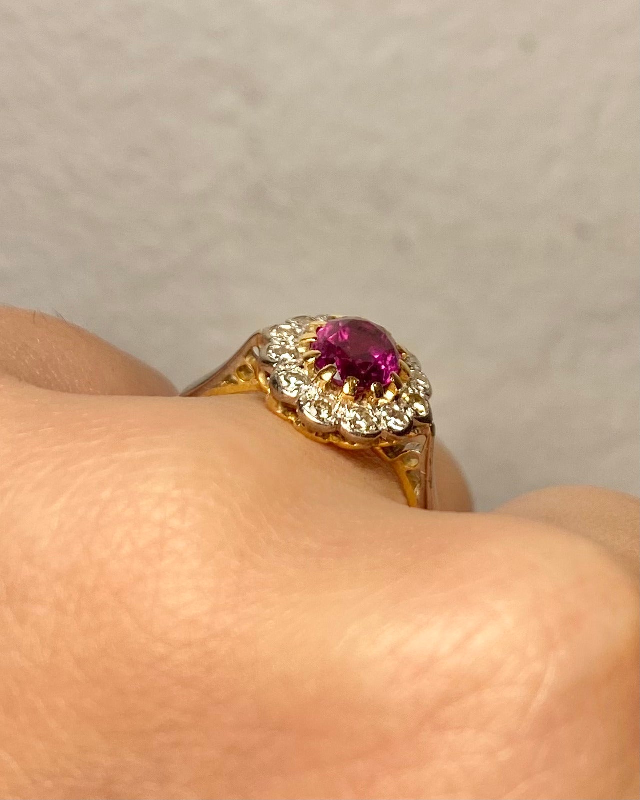 Bague Marguerite Rubis 1.20 carat &amp; 12 Diamants &quot;Adèle&quot; - Elliade Paris