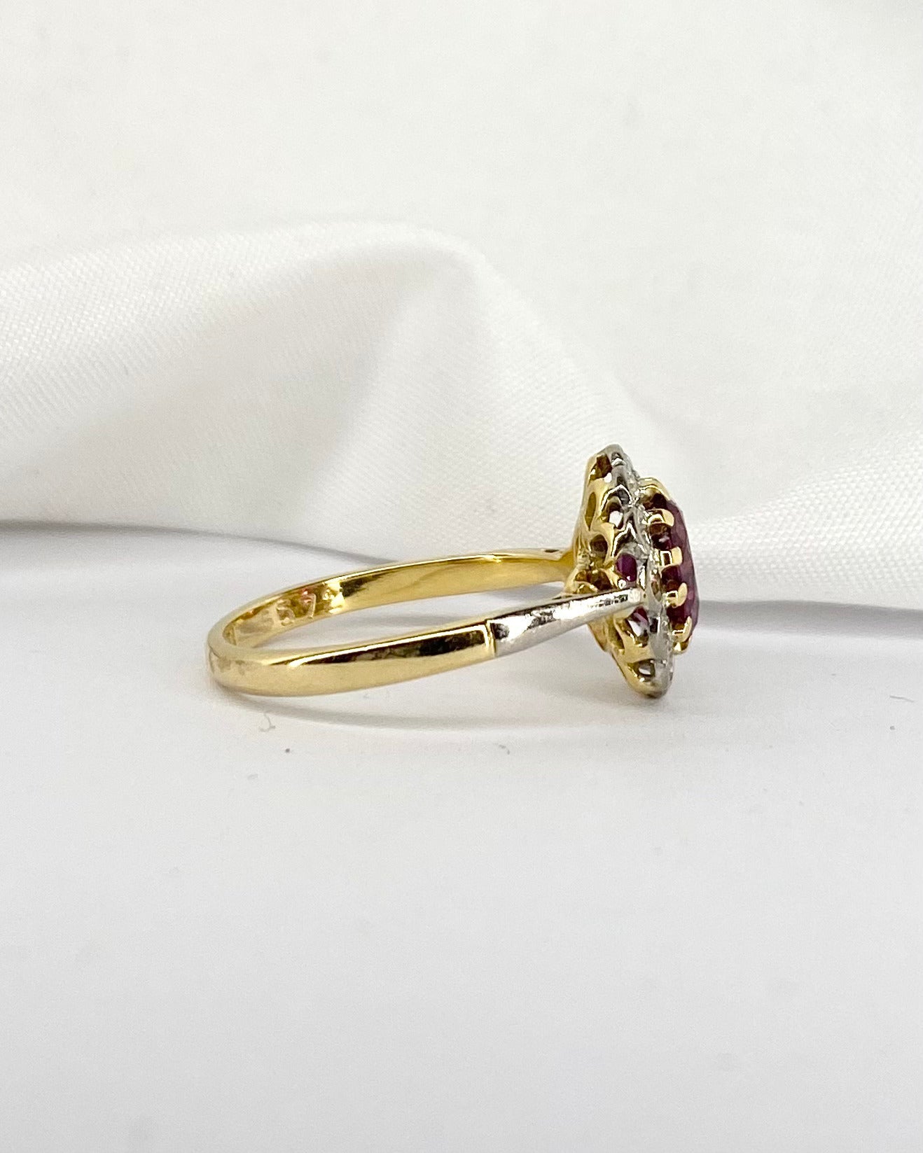 Bague Marguerite Rubis 1.20 carat &amp; 12 Diamants "Adèle" - Elliade Paris