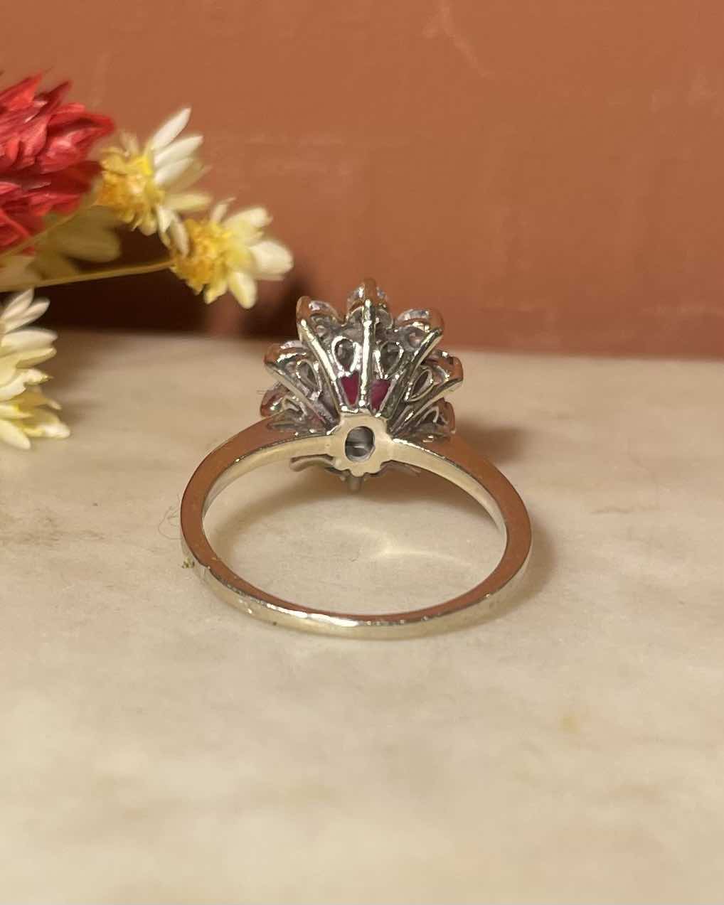 Bague Marguerite Rubis 1.20 carat &amp; Diamants "Eloïse" - Elliade Paris