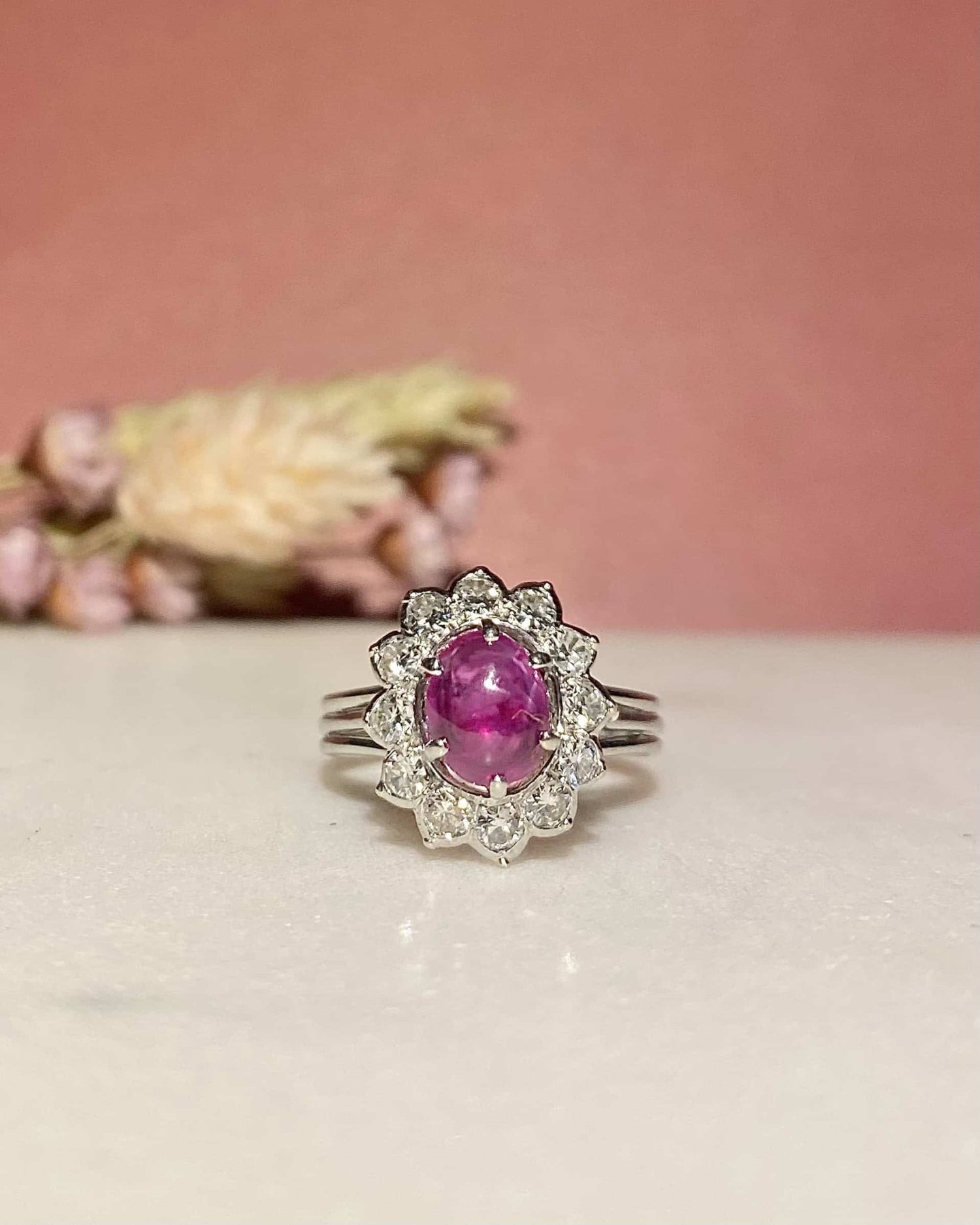 Bague Marguerite Rubis 1.25 Carat &amp; 12 Diamants &quot;Rosena&quot; - Elliade Paris