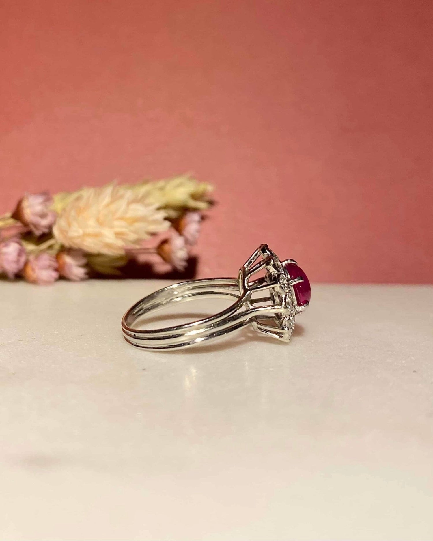 Bague Marguerite Rubis 1.25 Carat &amp; 12 Diamants &quot;Rosena&quot; - Elliade Paris