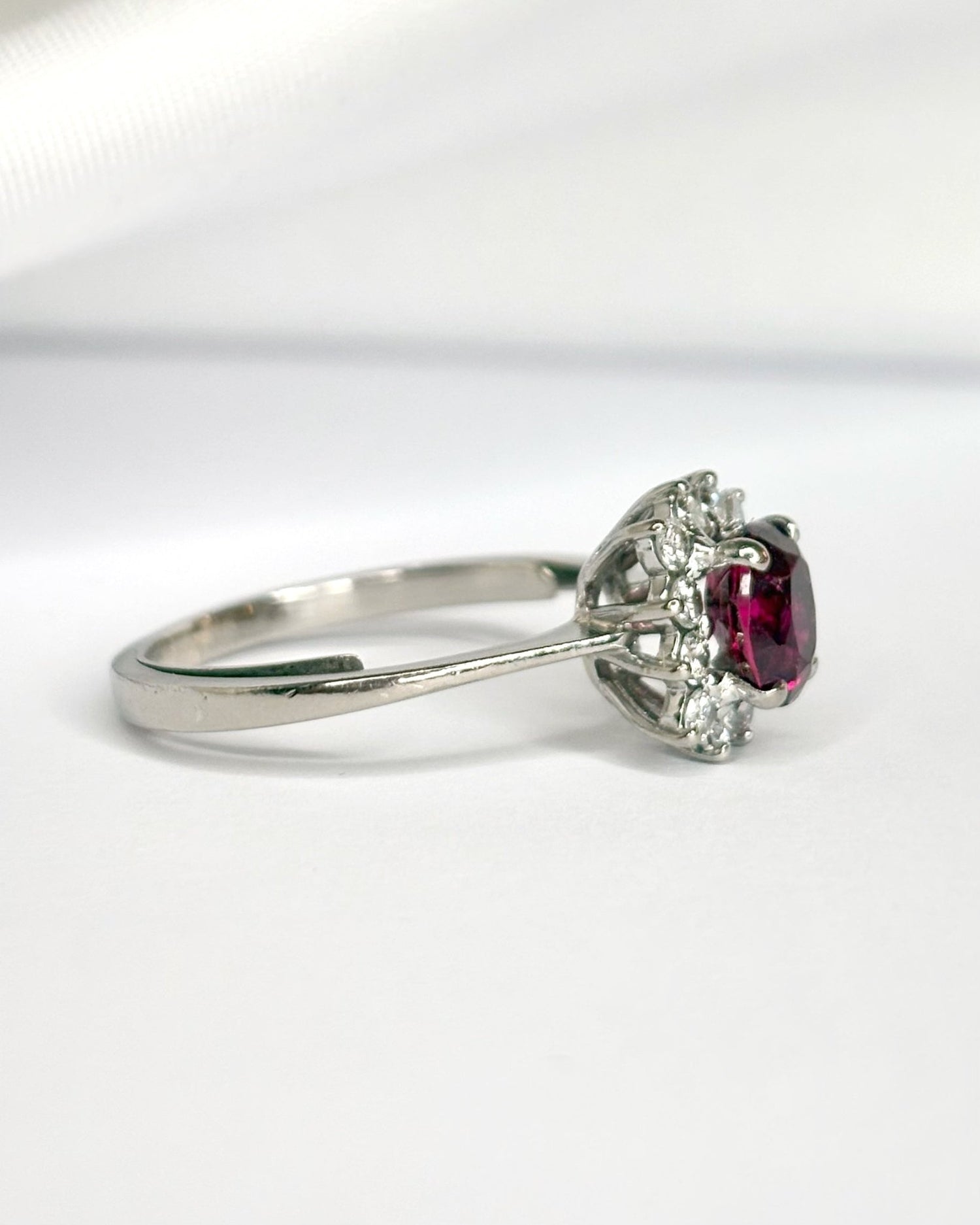 Bague Marguerite Rubis 1.25 carat &amp; Diamants 0.36 carat "Amandine" - Elliade Paris