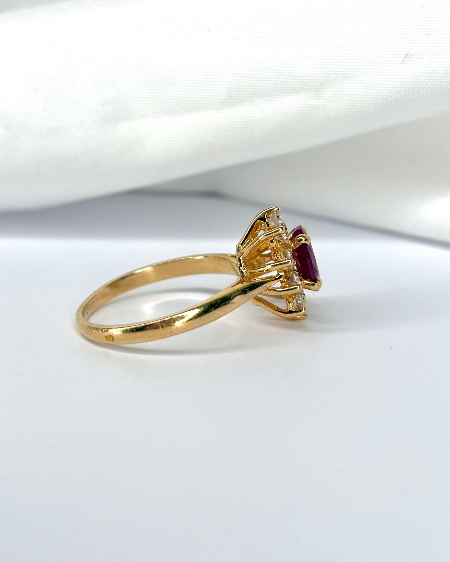 Bague Marguerite Rubis 1.30 carat &amp; Diamants 0.40 carat &quot;Alicia&quot; - Elliade Paris