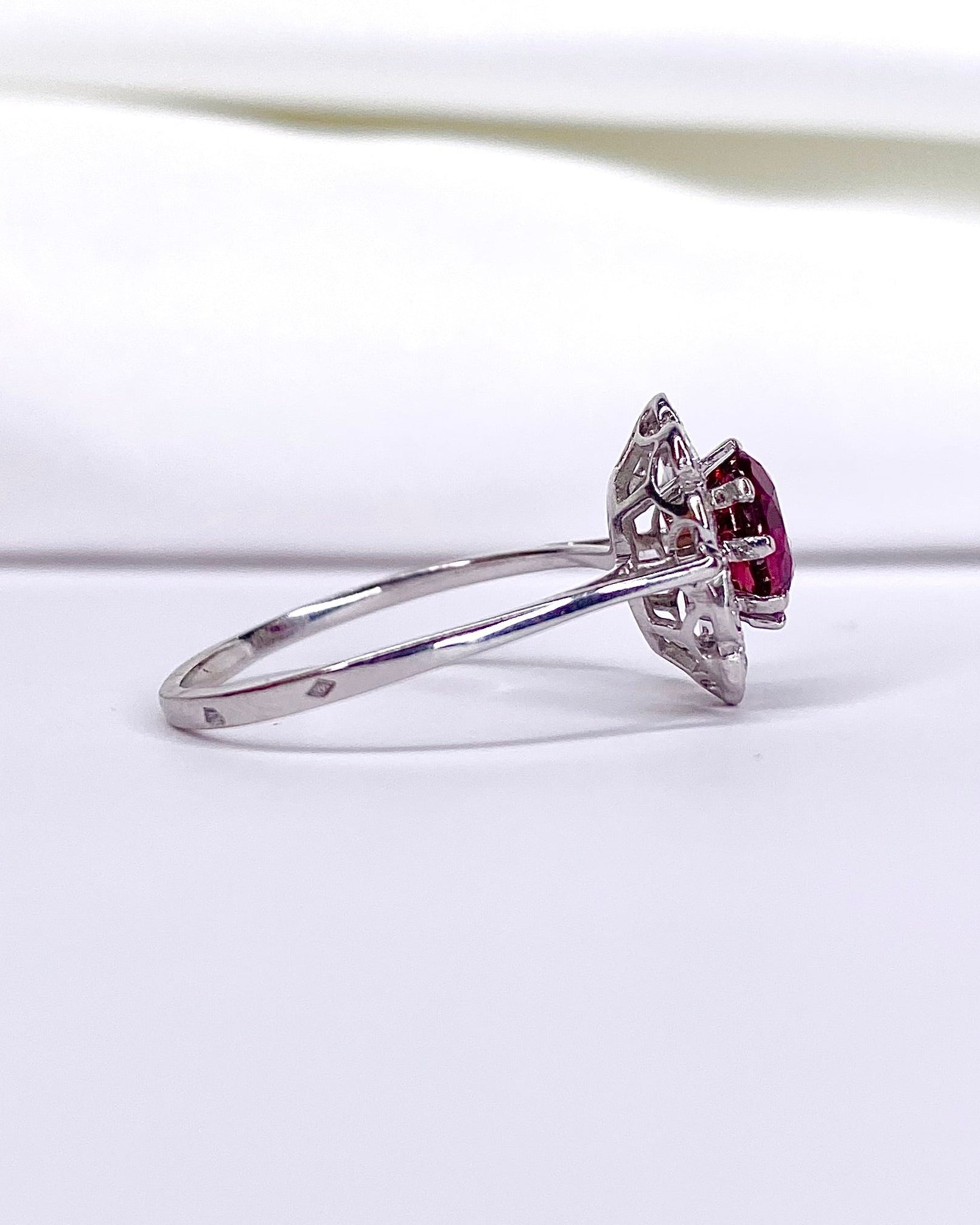 Bague Marguerite Rubis 1.30 carat &amp; Diamants "Sonia" - Elliade Paris