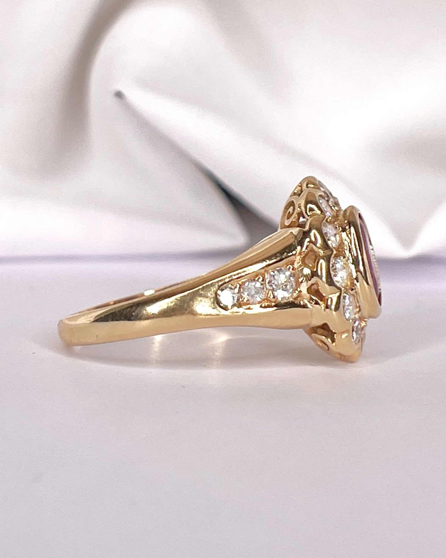 Bague Marguerite Rubis 1.31 carat &amp; Diamants 0.71 carat "Fanny" - Elliade Paris