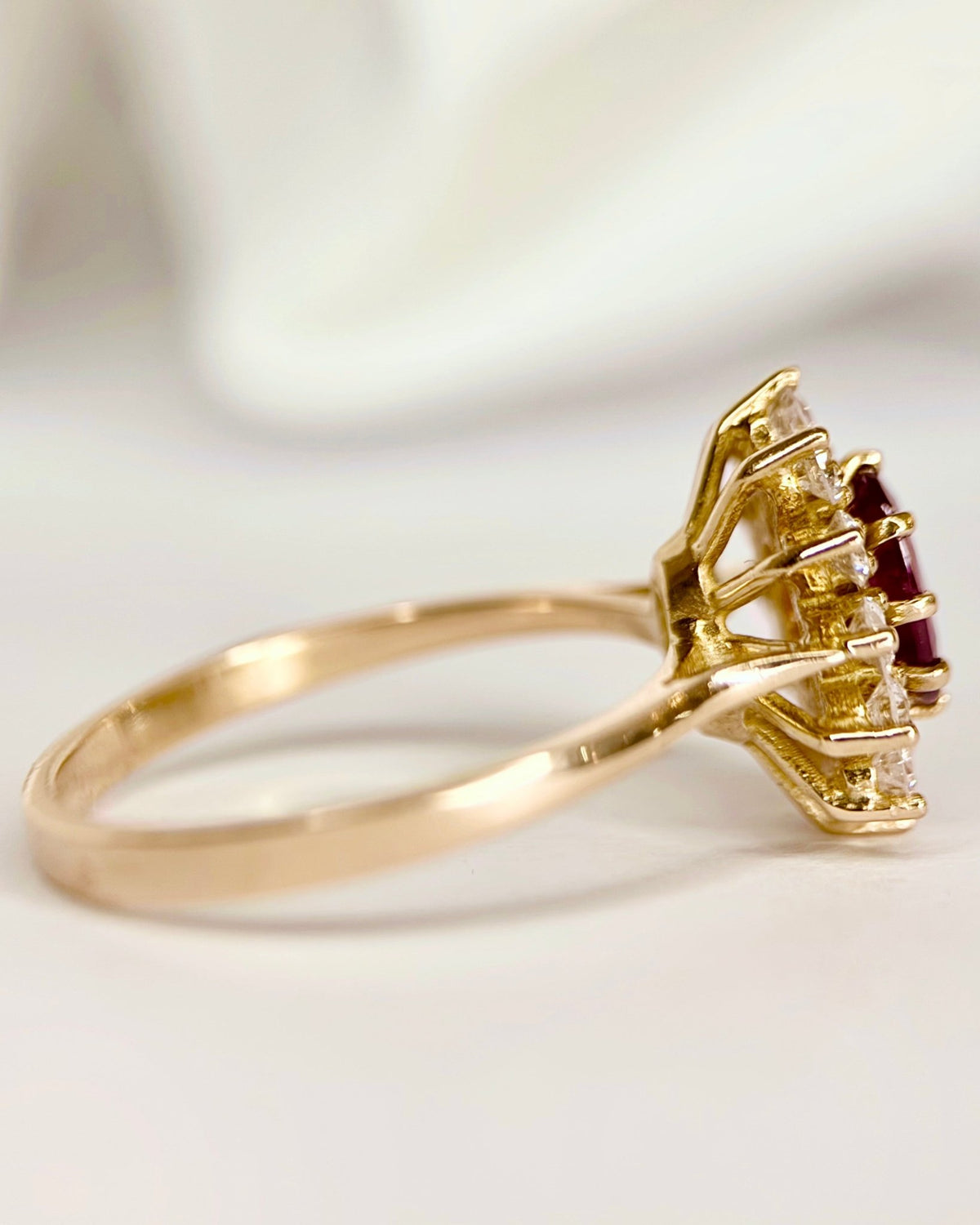 Bague Marguerite Rubis 1.42 carat &amp; Diamants "Louise" - Elliade Paris