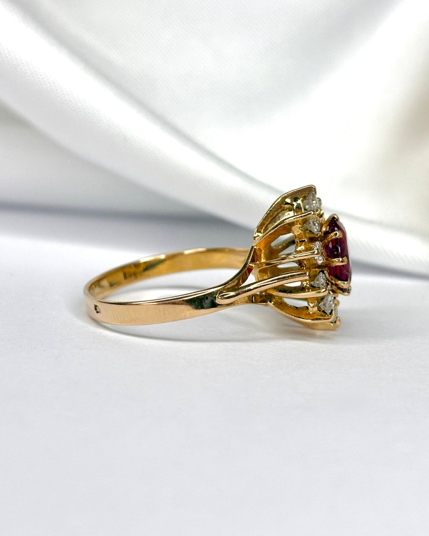Bague Marguerite Rubis 1.45 carat &amp; Diamants 0.30 carat "Eliane" - Elliade Paris