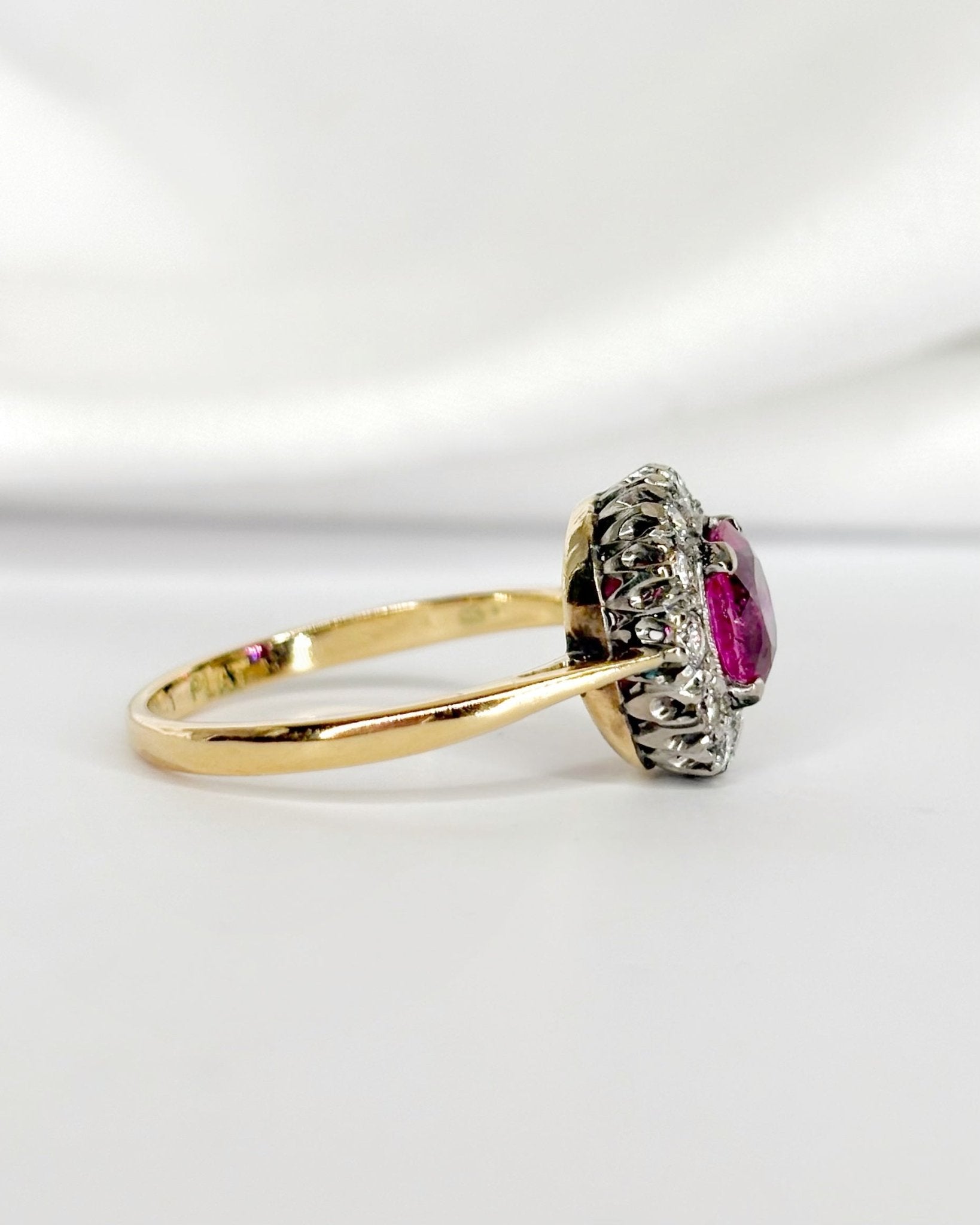 Bague Marguerite Rubis 1.50 carat &amp; 12 Diamants "Giulia" - Elliade Paris