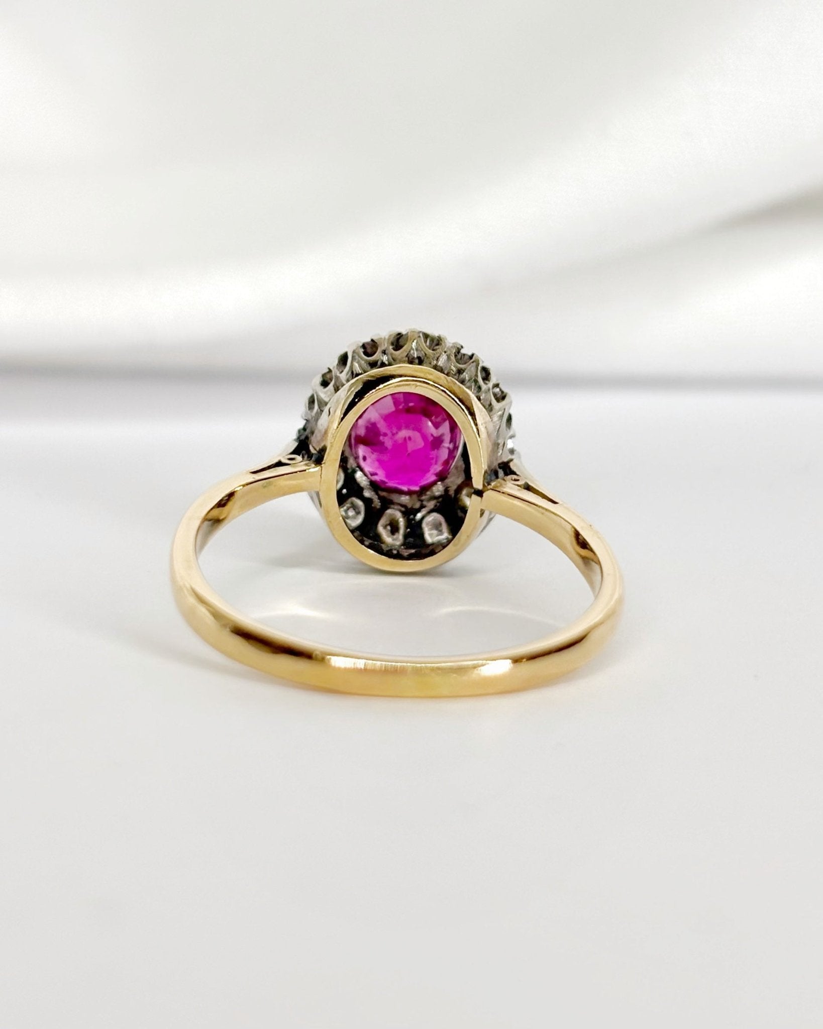 Bague Marguerite Rubis 1.50 carat &amp; 12 Diamants "Giulia" - Elliade Paris